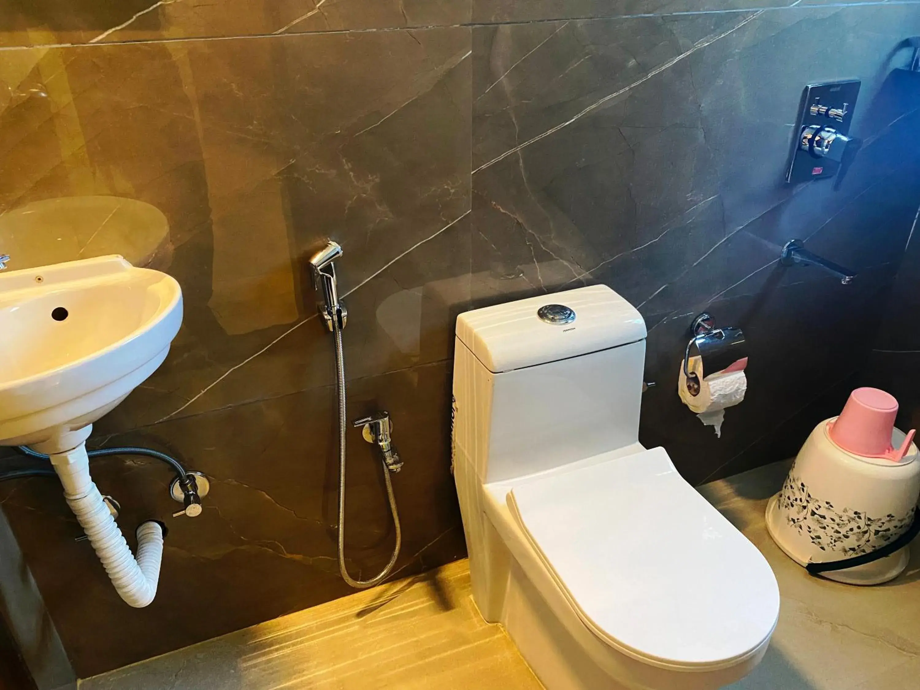 Standard King Room in The Grand Sarovar Inn And Suites Standard King Room in The Grand Sarovar Inn And Suites