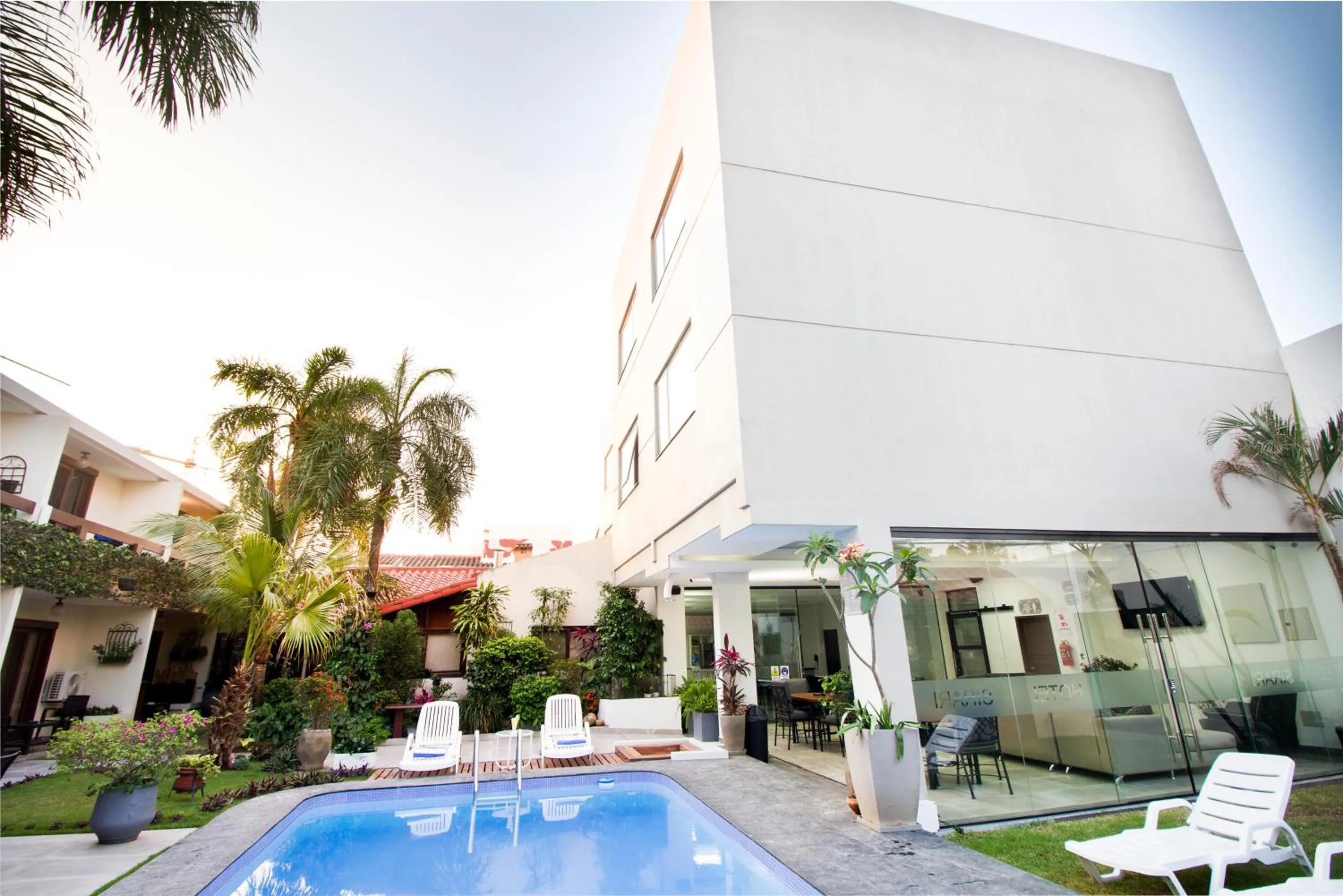 Swimming pool in Hotel Sirari By Regina