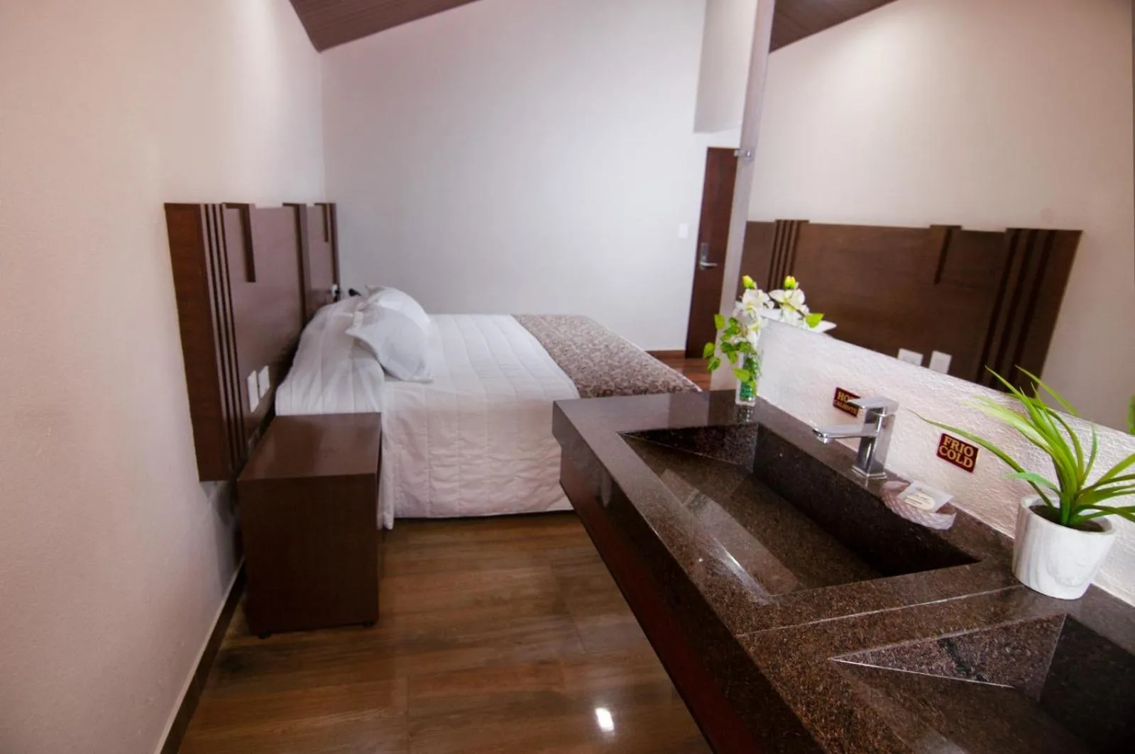 Photo of the whole room, Bed in Hotel Sirari By Regina