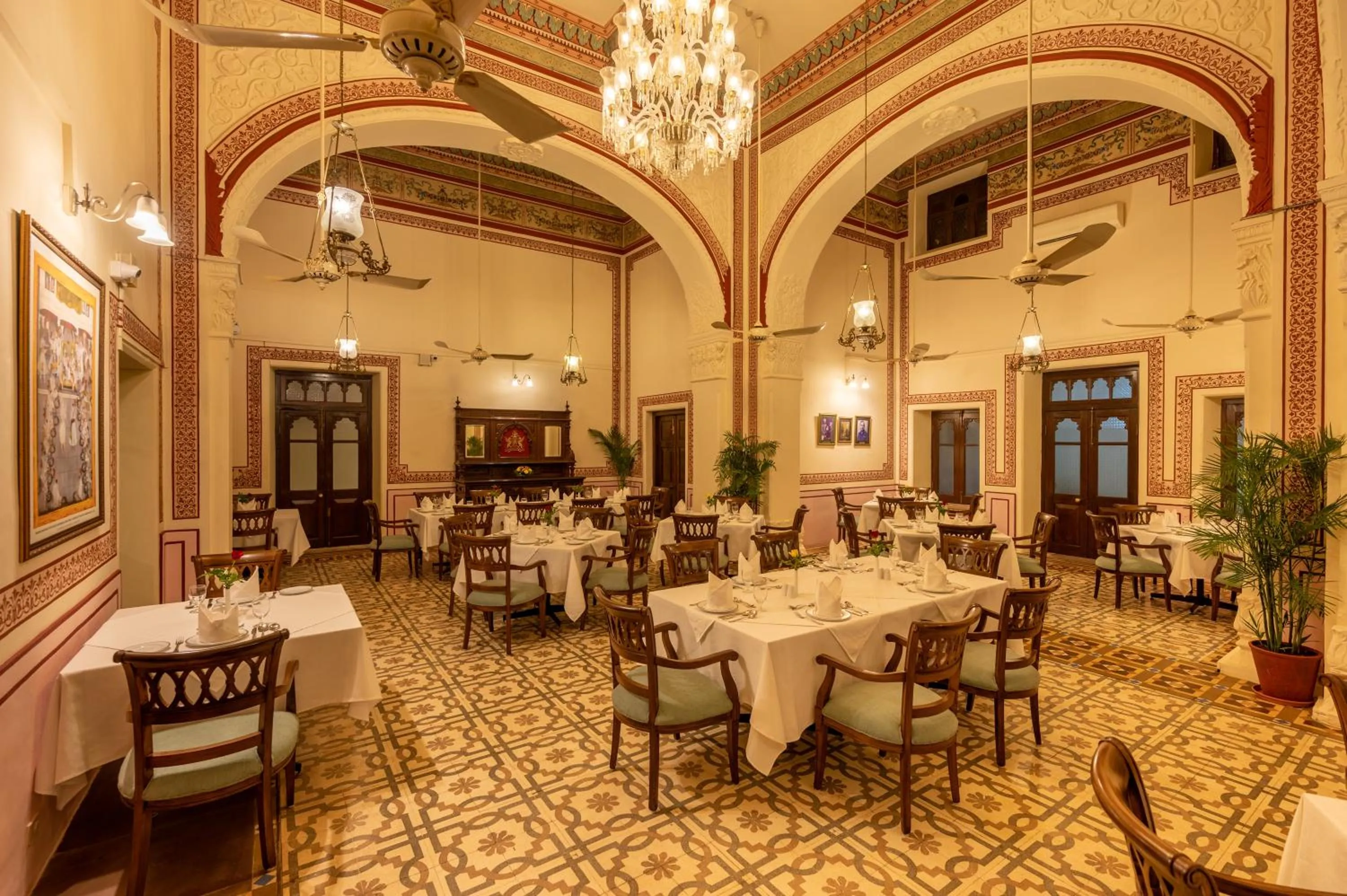 Restaurant/places to eat in Umed Bhawan Palace, Kotah