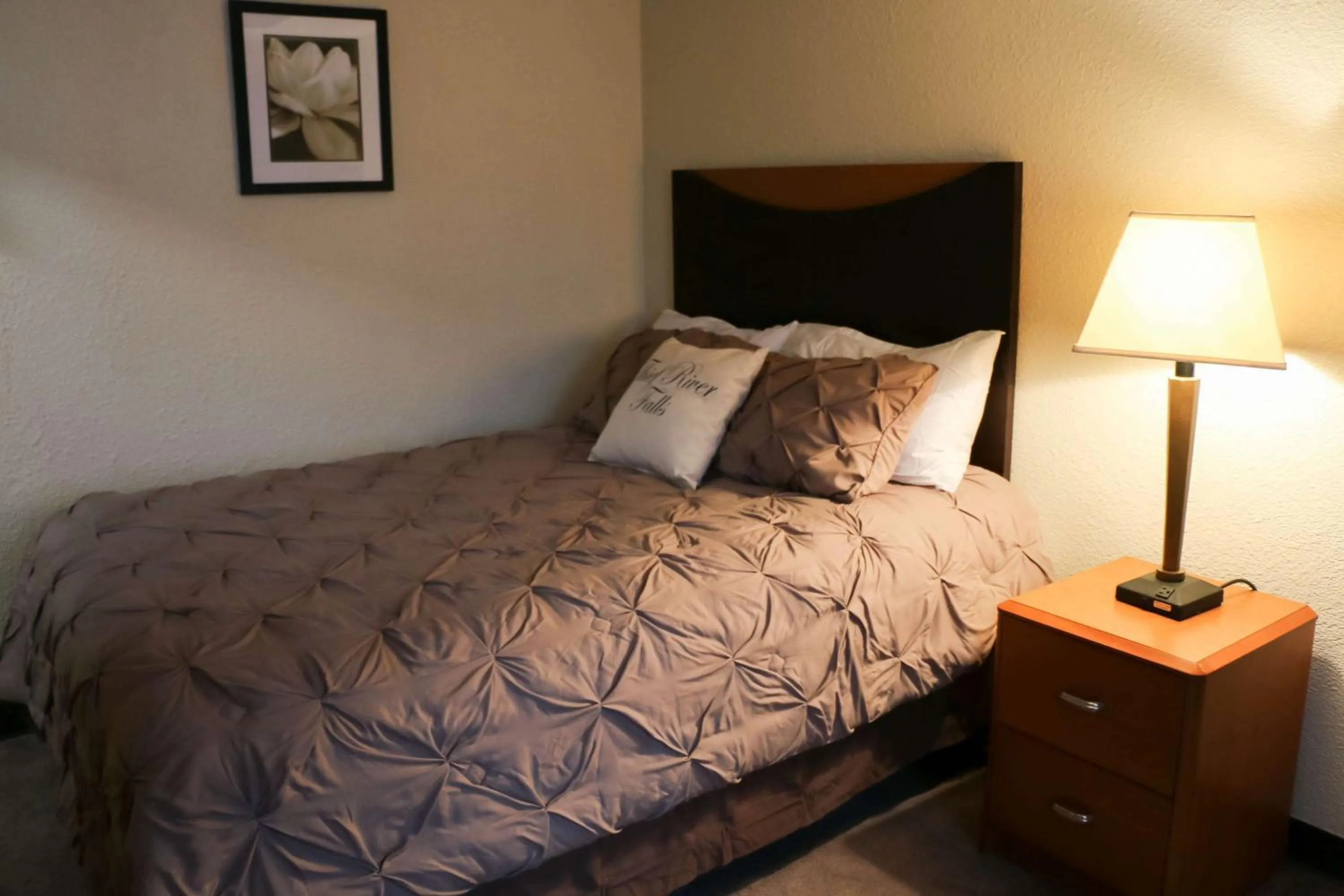 Photo of the whole room in Custom Stay Thief River Falls