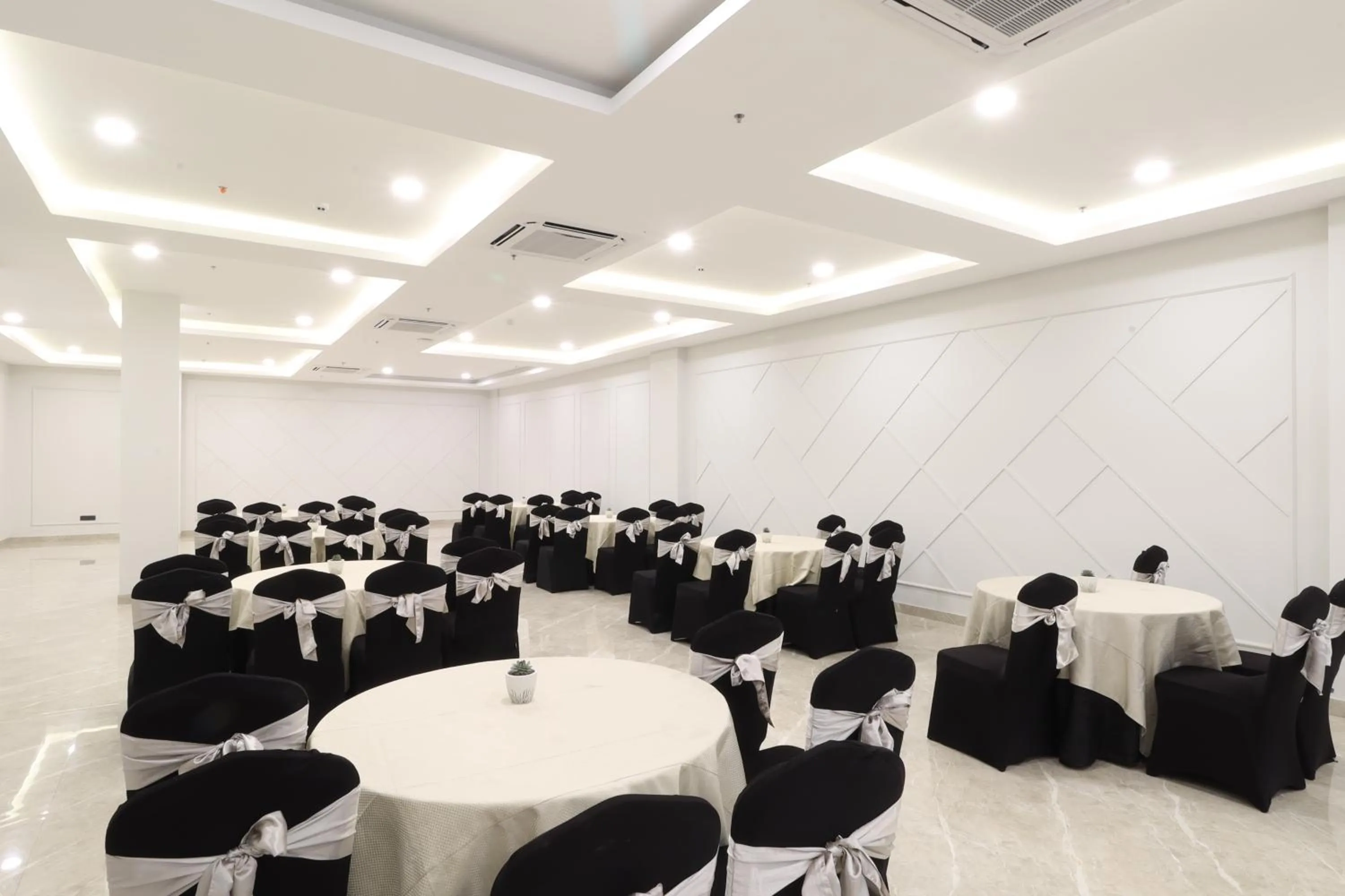 Meeting/conference room in Ahuja Residency Mayfield Garden