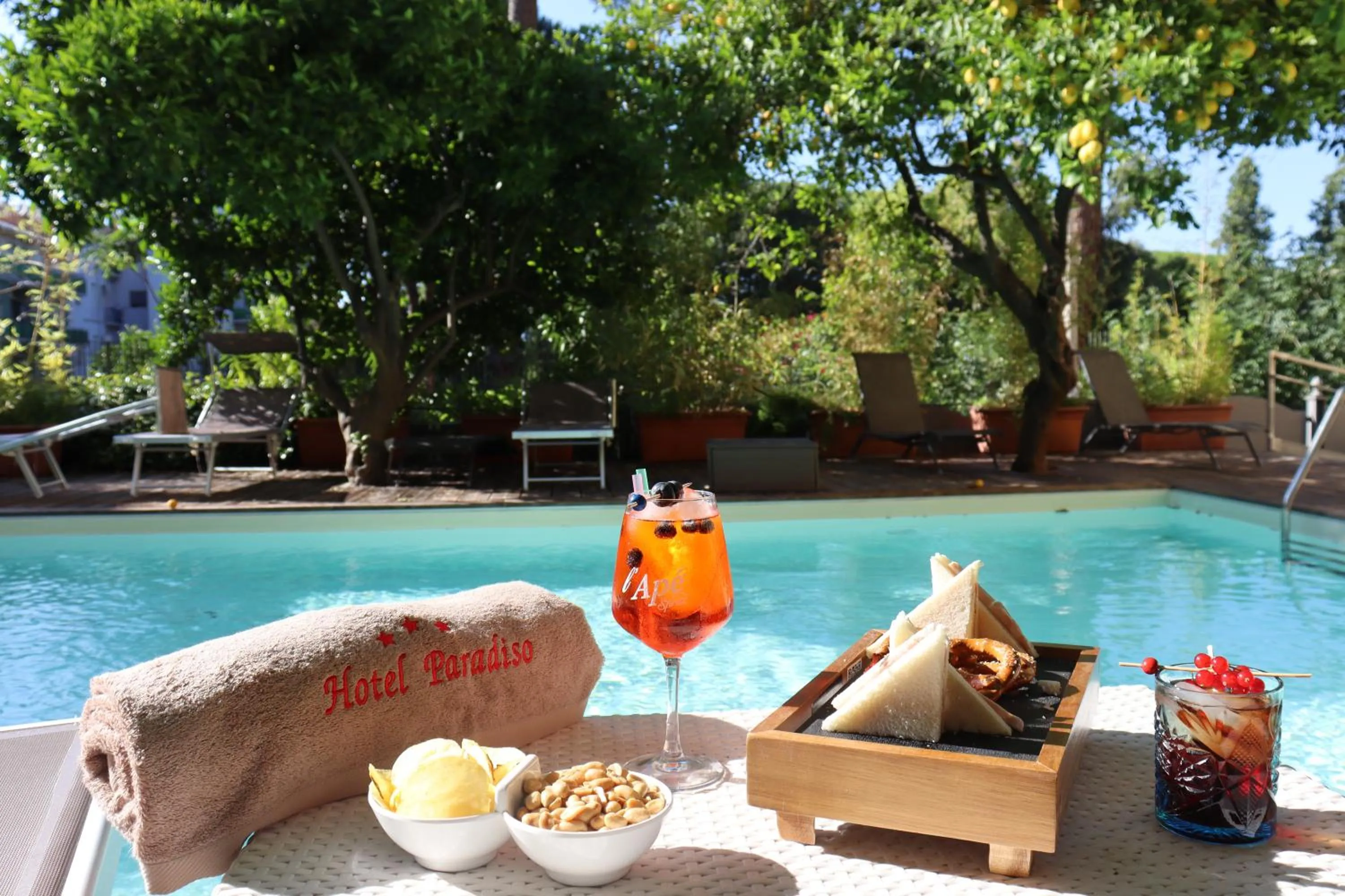 Swimming pool in Hotel Paradiso