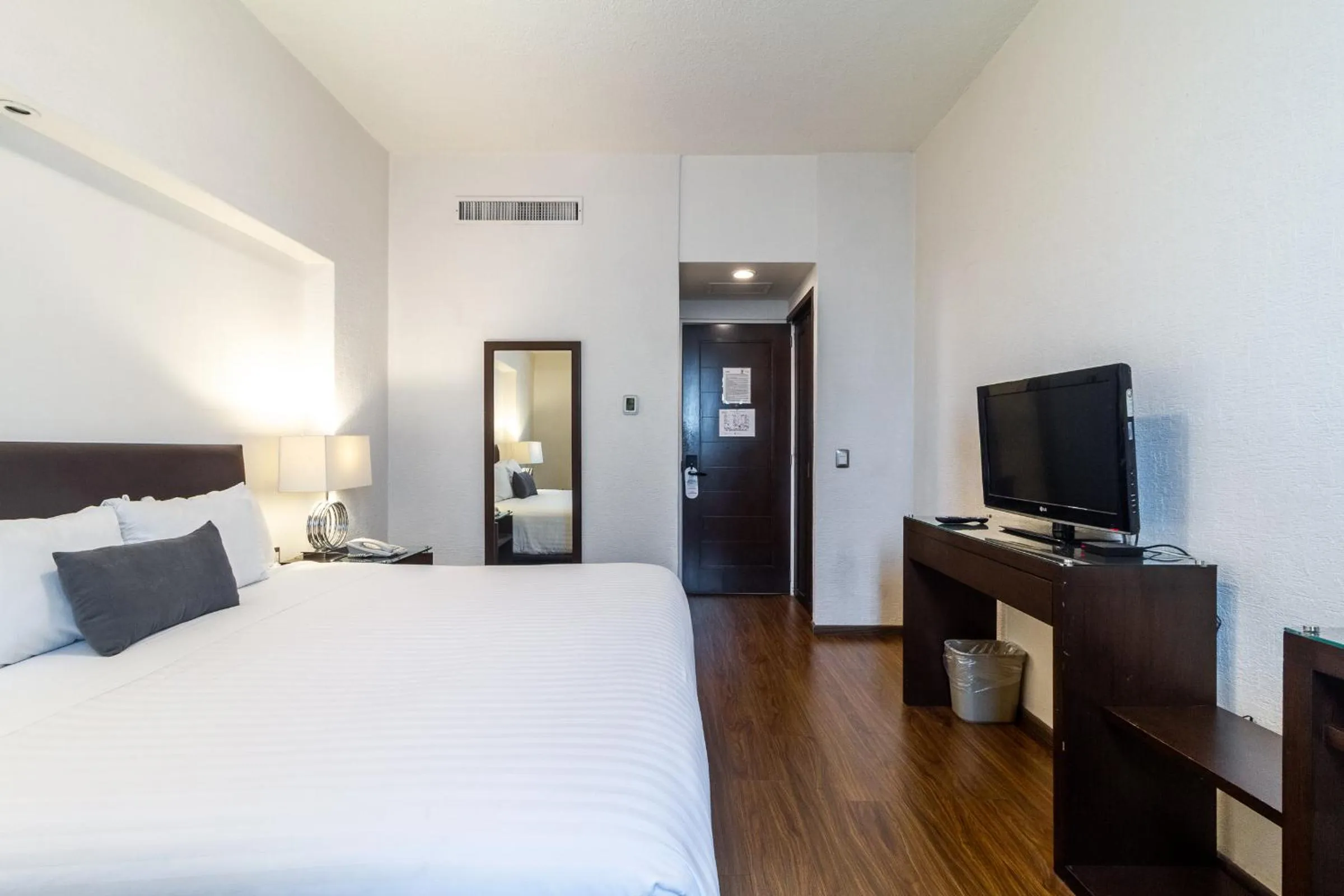 Photo of the whole room, Bed in Mesón Ejecutivo Guadalajara Minerva - Av México