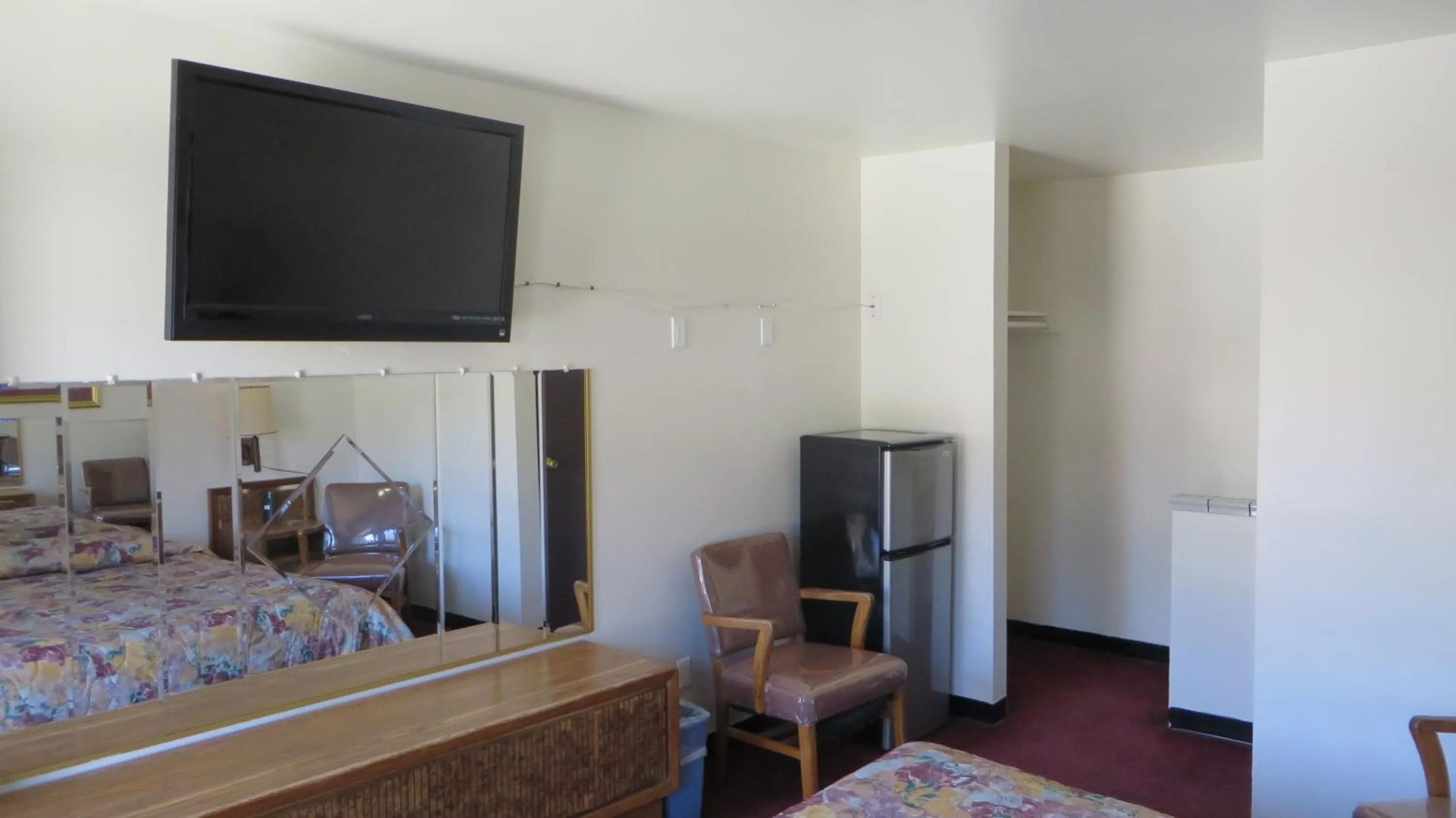 Photo of the whole room, Bed in Eagle Rock Motel