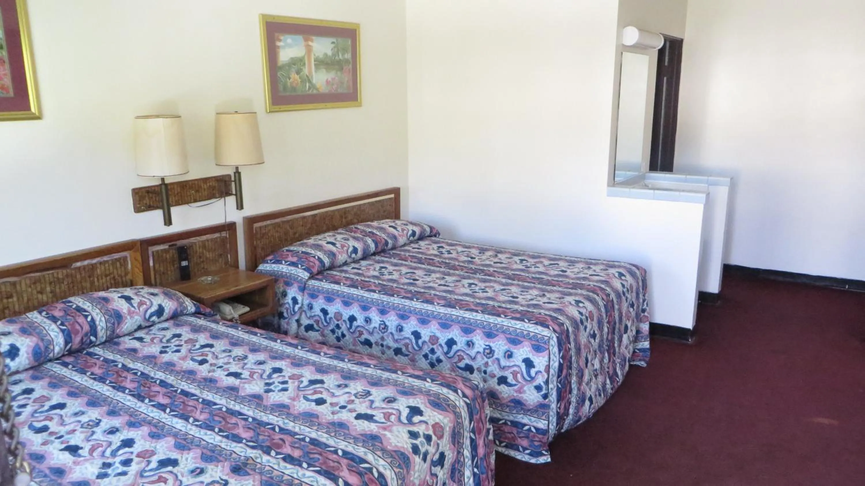 Bed in Eagle Rock Motel
