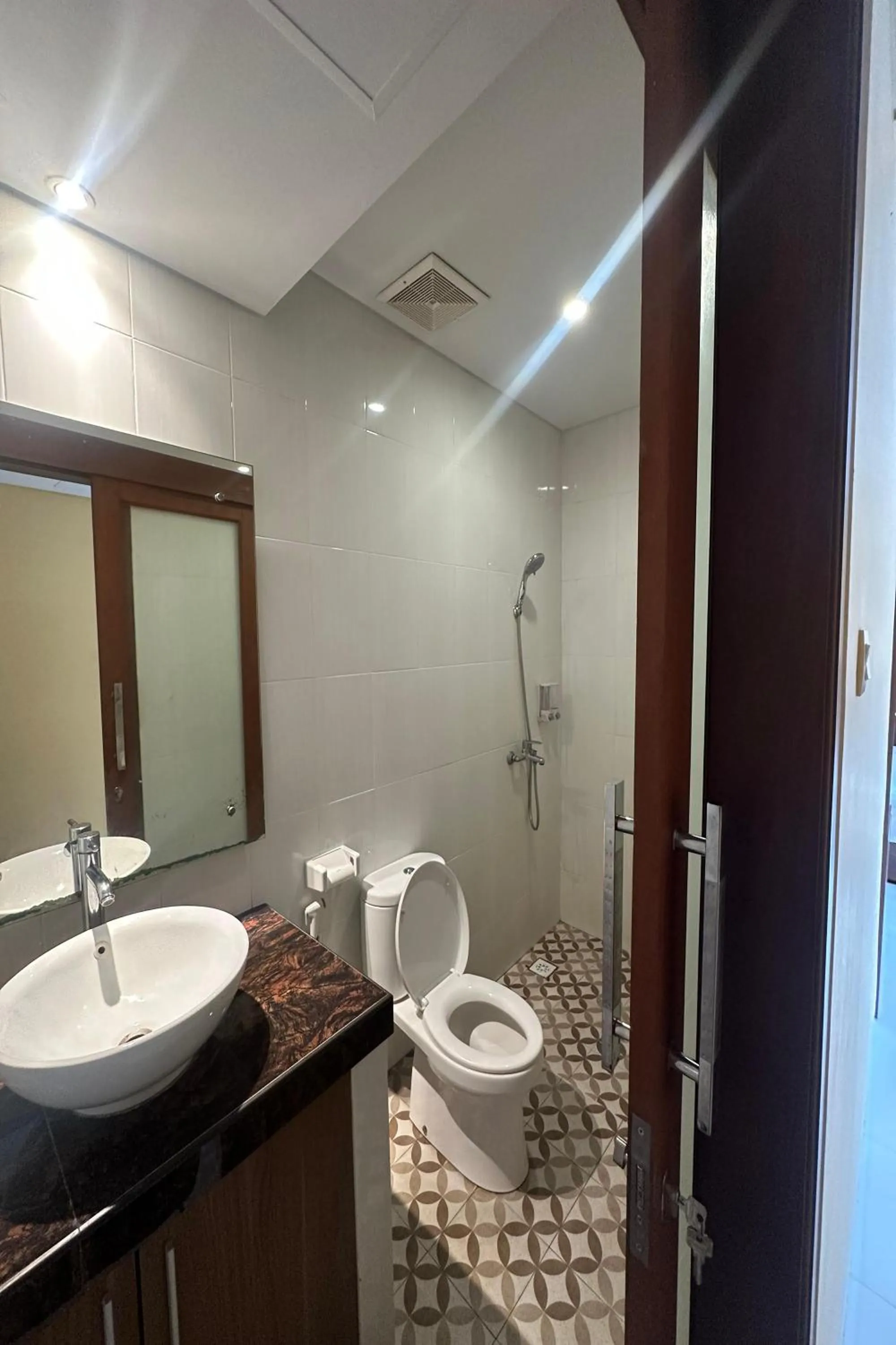 Bathroom in Gora Beach Inn