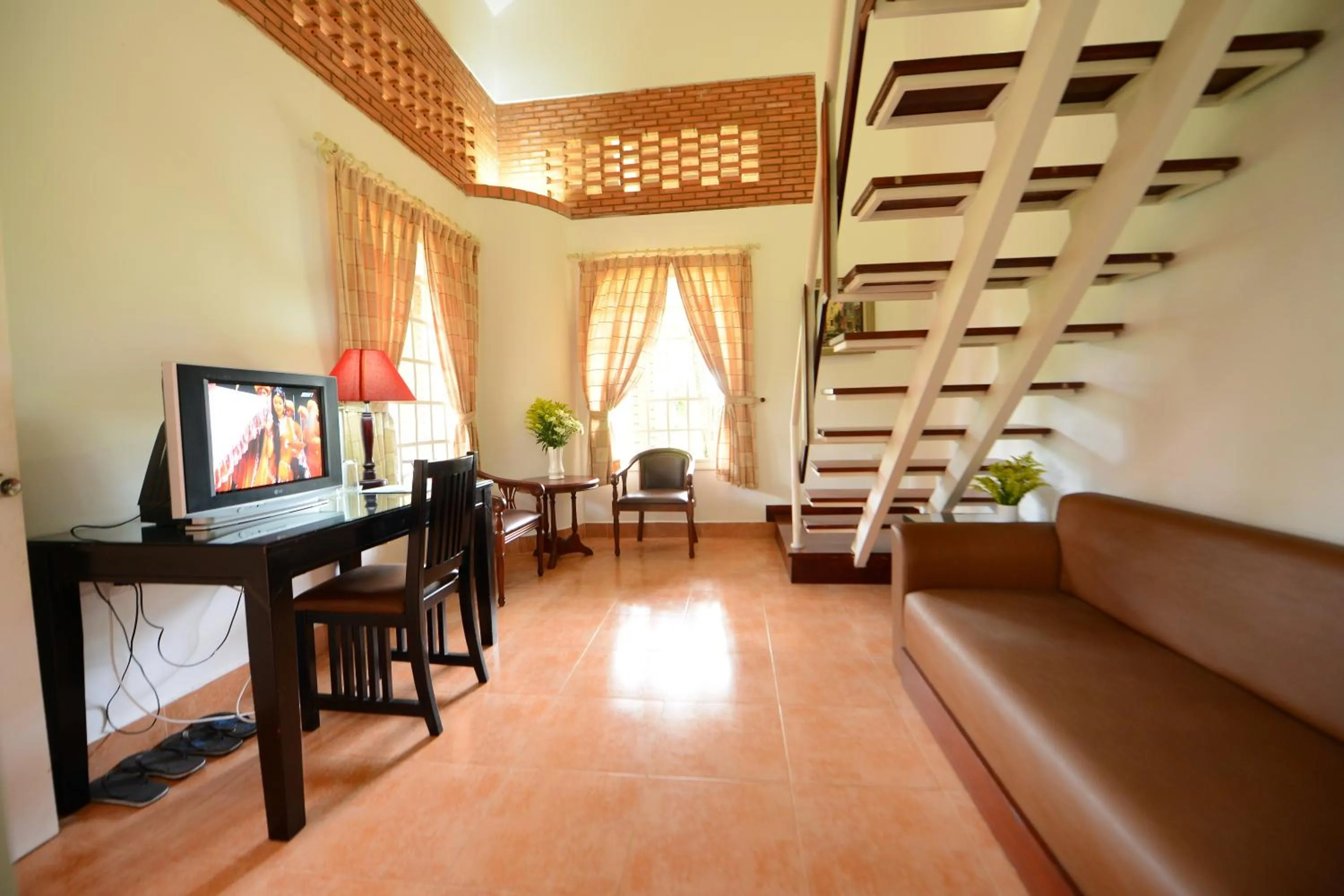 TV and multimedia in Les Hameaux de l'Orient