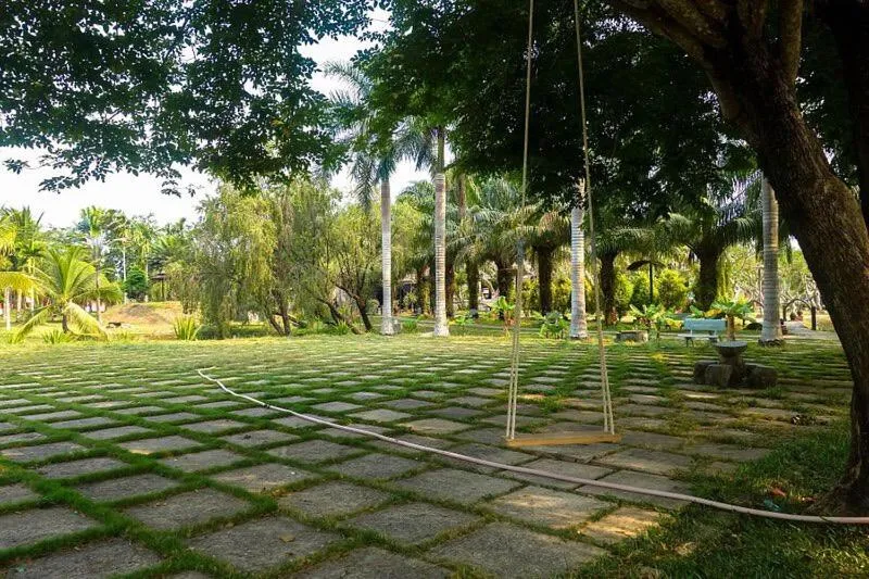 Garden in Les Hameaux de l'Orient