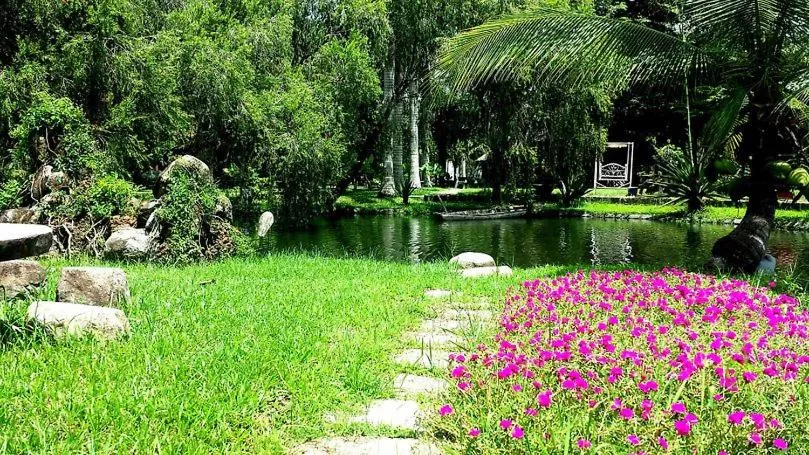 Garden in Les Hameaux de l'Orient