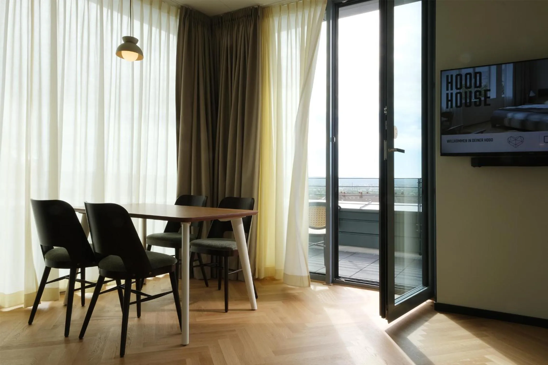 Photo of the whole room in Hood House Kassel - volldigitales Serviced Apartment