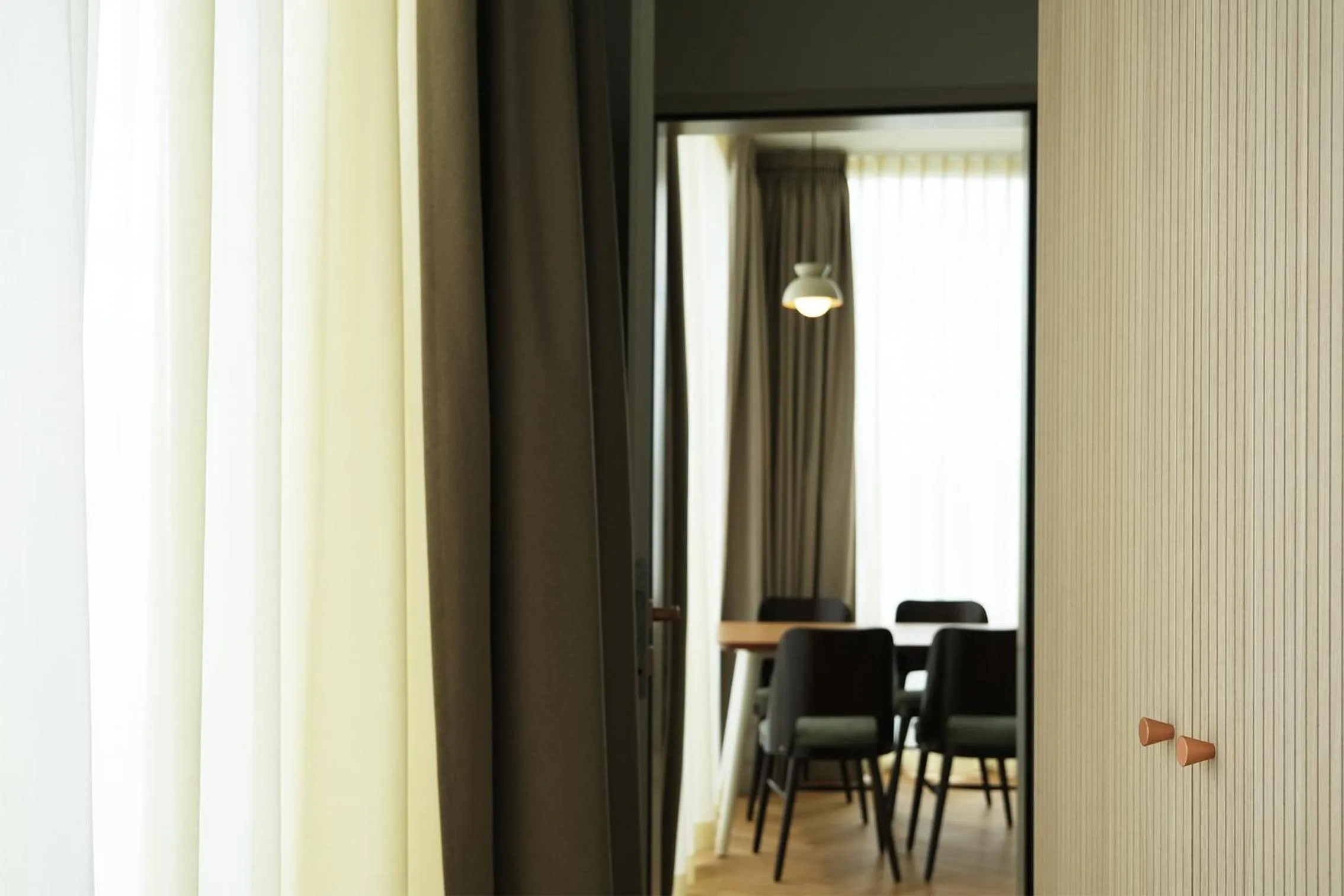 Photo of the whole room in Hood House Kassel - volldigitales Serviced Apartment