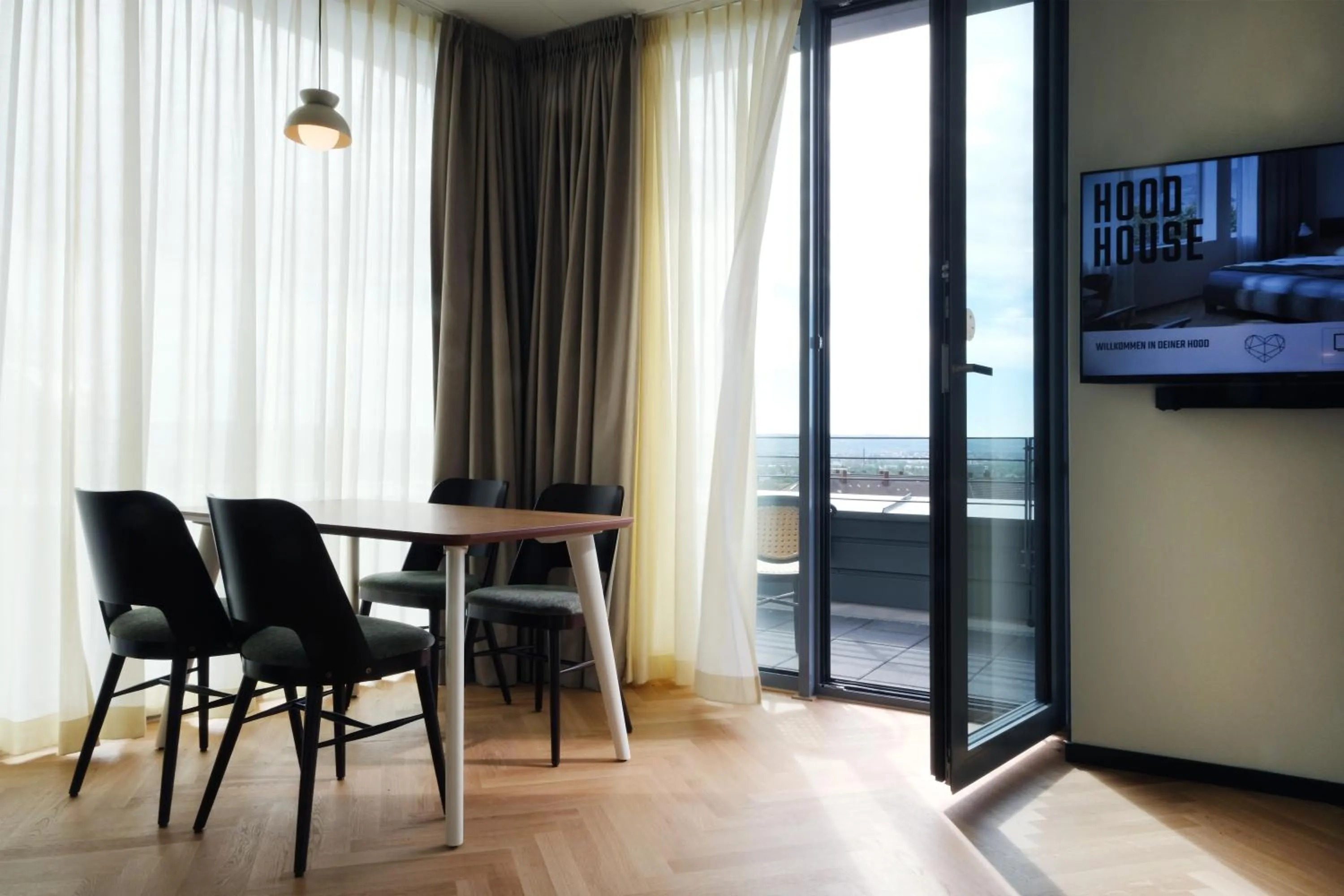 TV and multimedia in Hood House Kassel - volldigitales Serviced Apartment