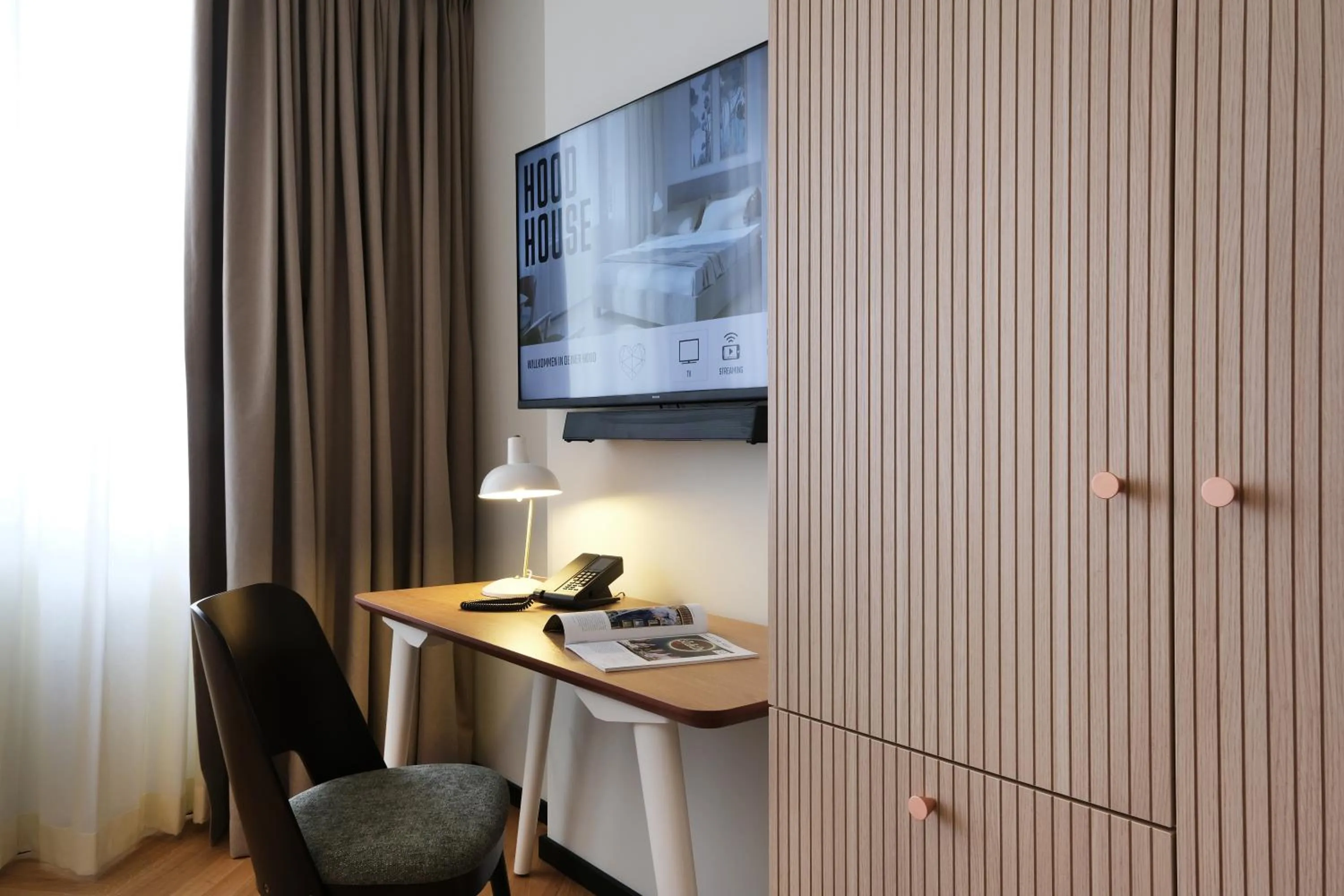 Photo of the whole room in Hood House Kassel - volldigitales Serviced Apartment