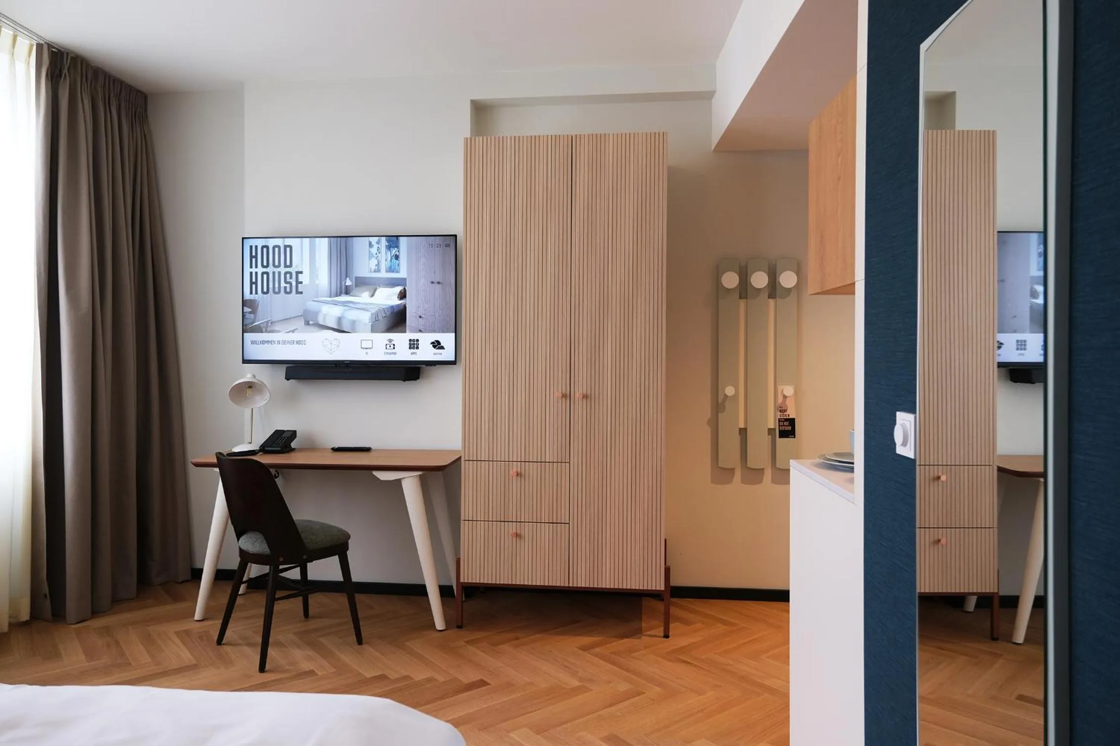 TV and multimedia, Bed in Hood House Kassel - volldigitales Serviced Apartment