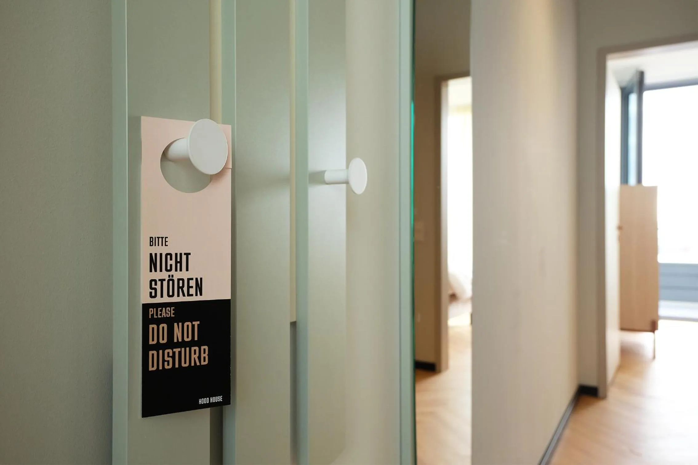 Photo of the whole room in Hood House Kassel - volldigitales Serviced Apartment