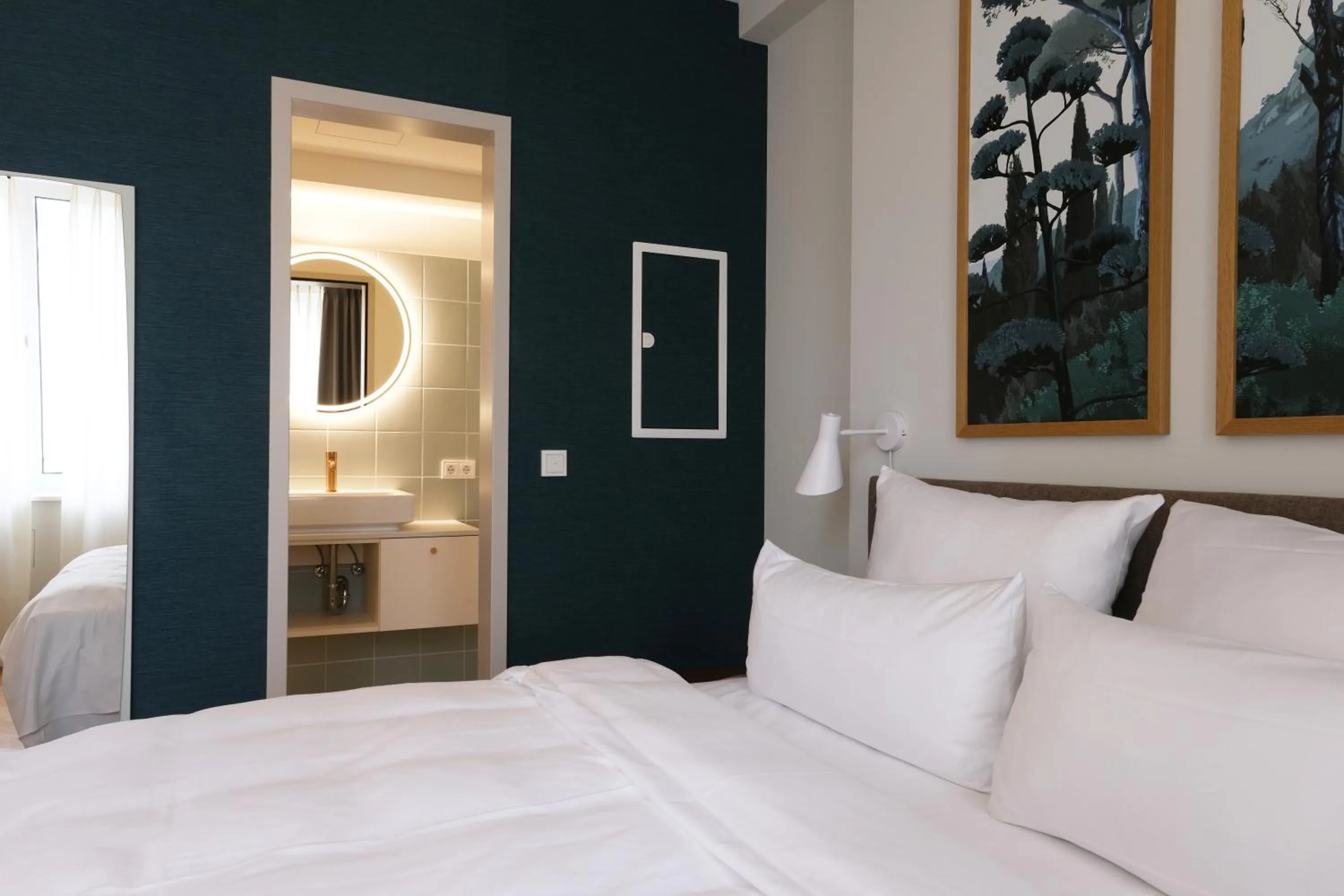 Photo of the whole room, Bed in Hood House Kassel - volldigitales Serviced Apartment