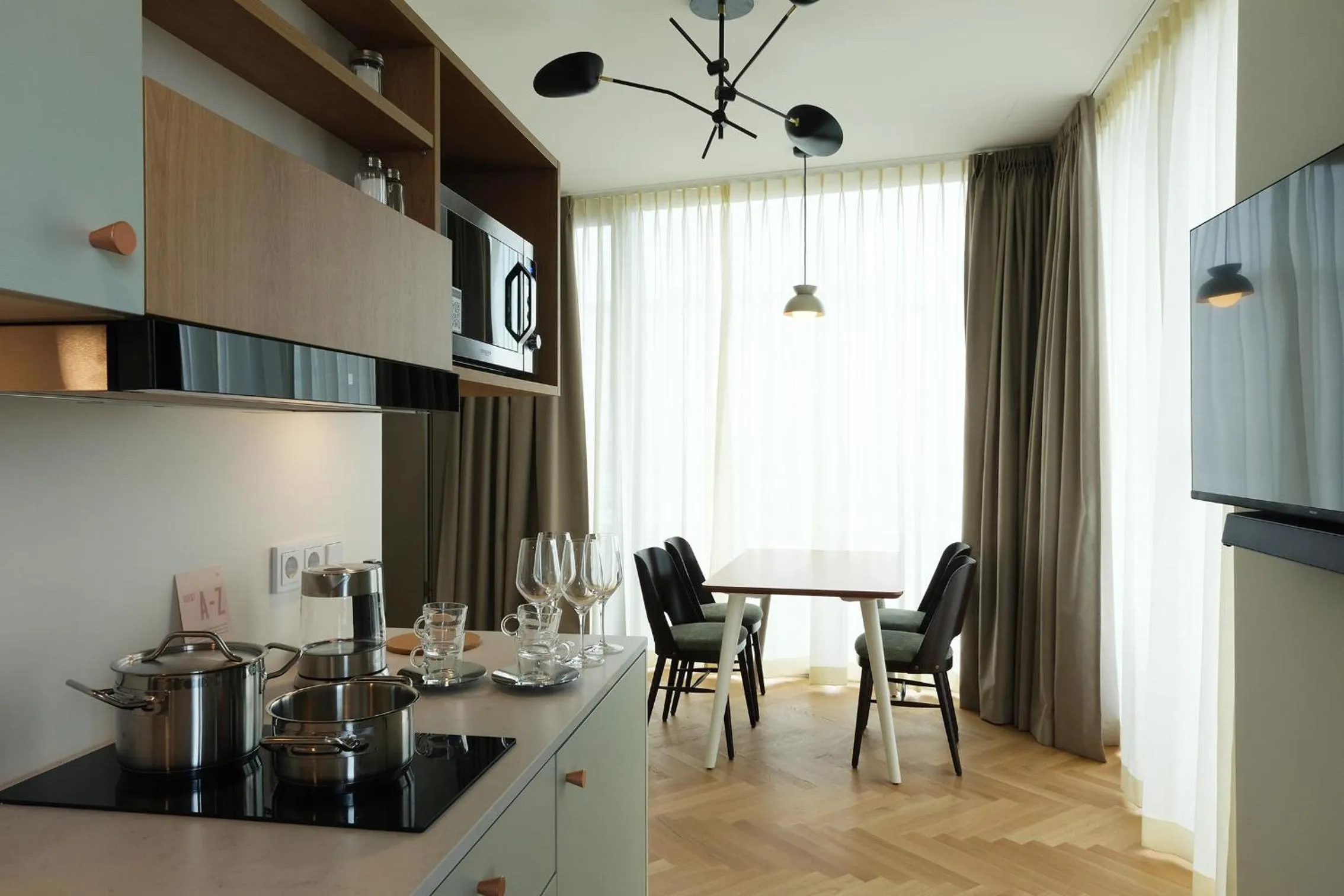 Photo of the whole room in Hood House Kassel - volldigitales Serviced Apartment