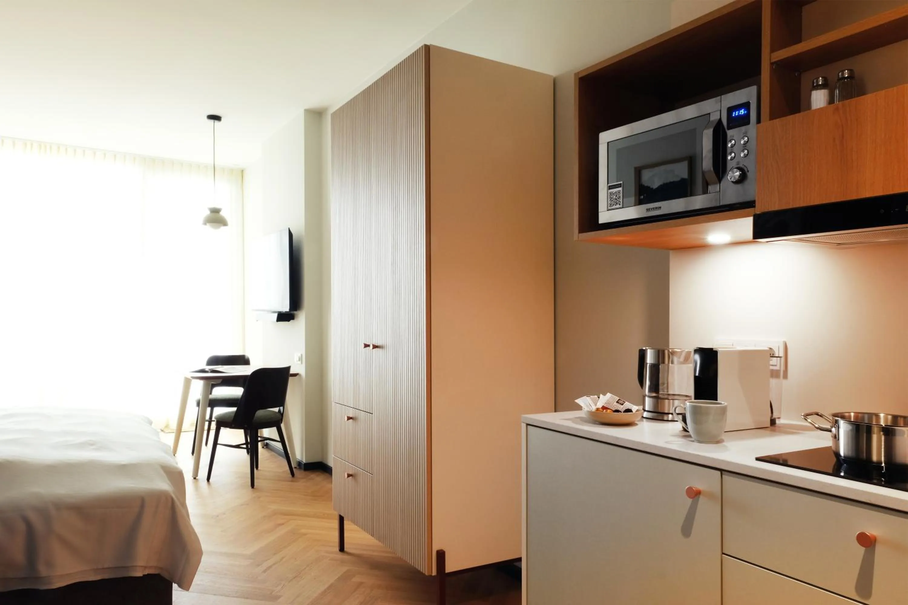 Photo of the whole room in Hood House Kassel - volldigitales Serviced Apartment