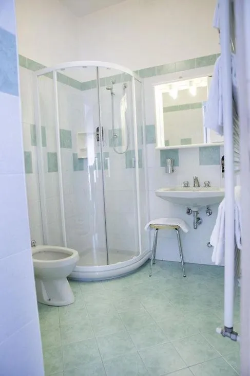 Shower in Hotel Eden