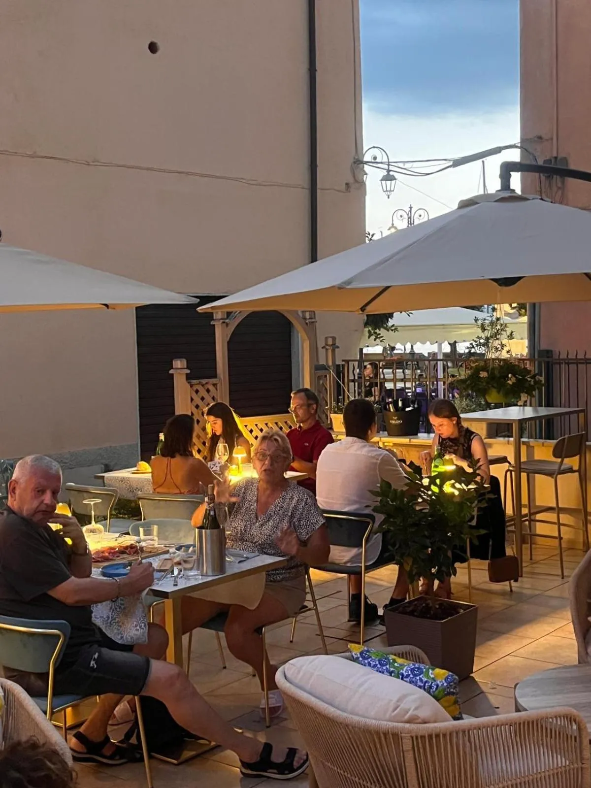 Restaurant/places to eat in Hotel Eden