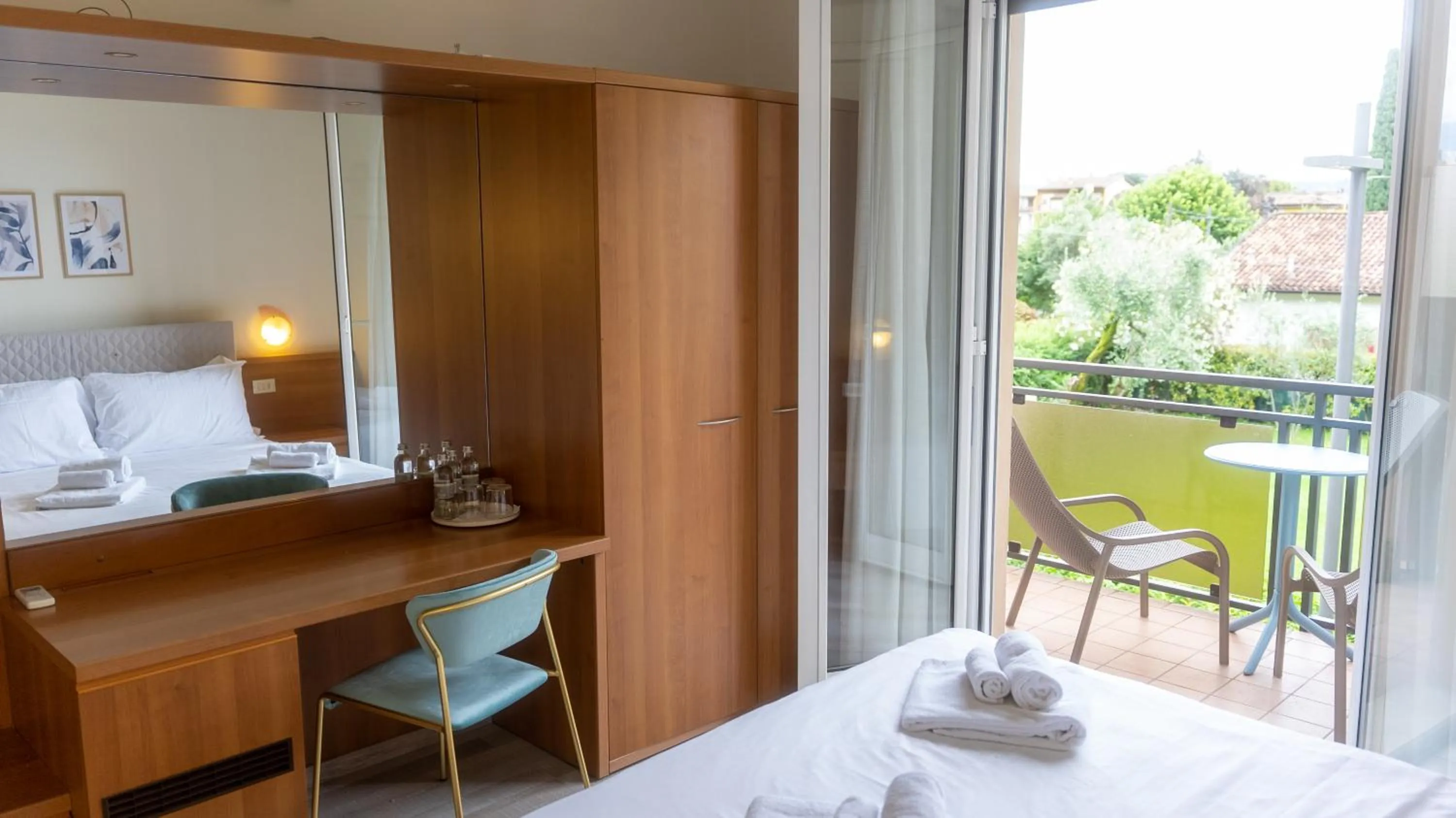 Inner courtyard view, Bed in Hotel Eden