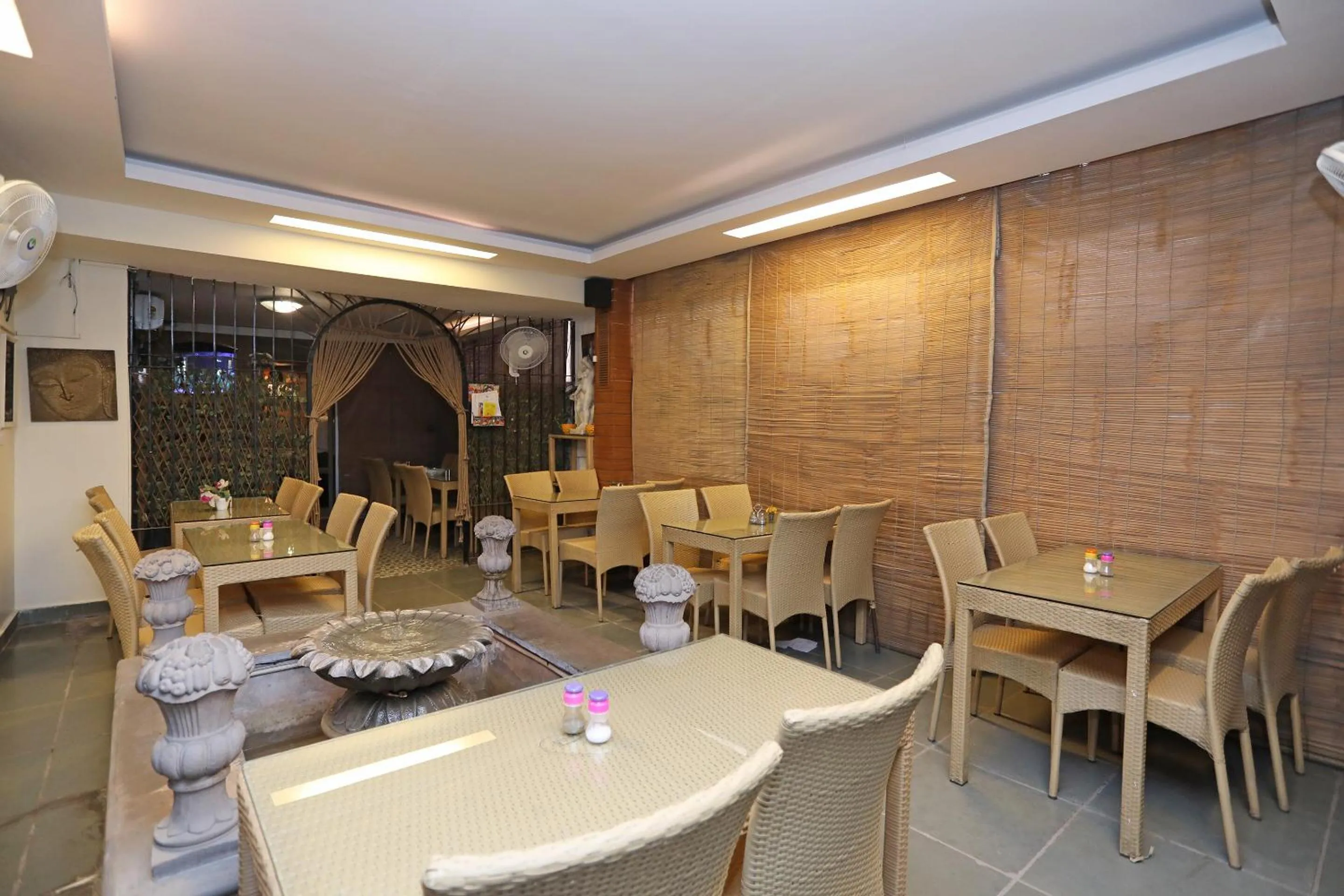 Restaurant/places to eat in Super Collection O Hamilton Hotel