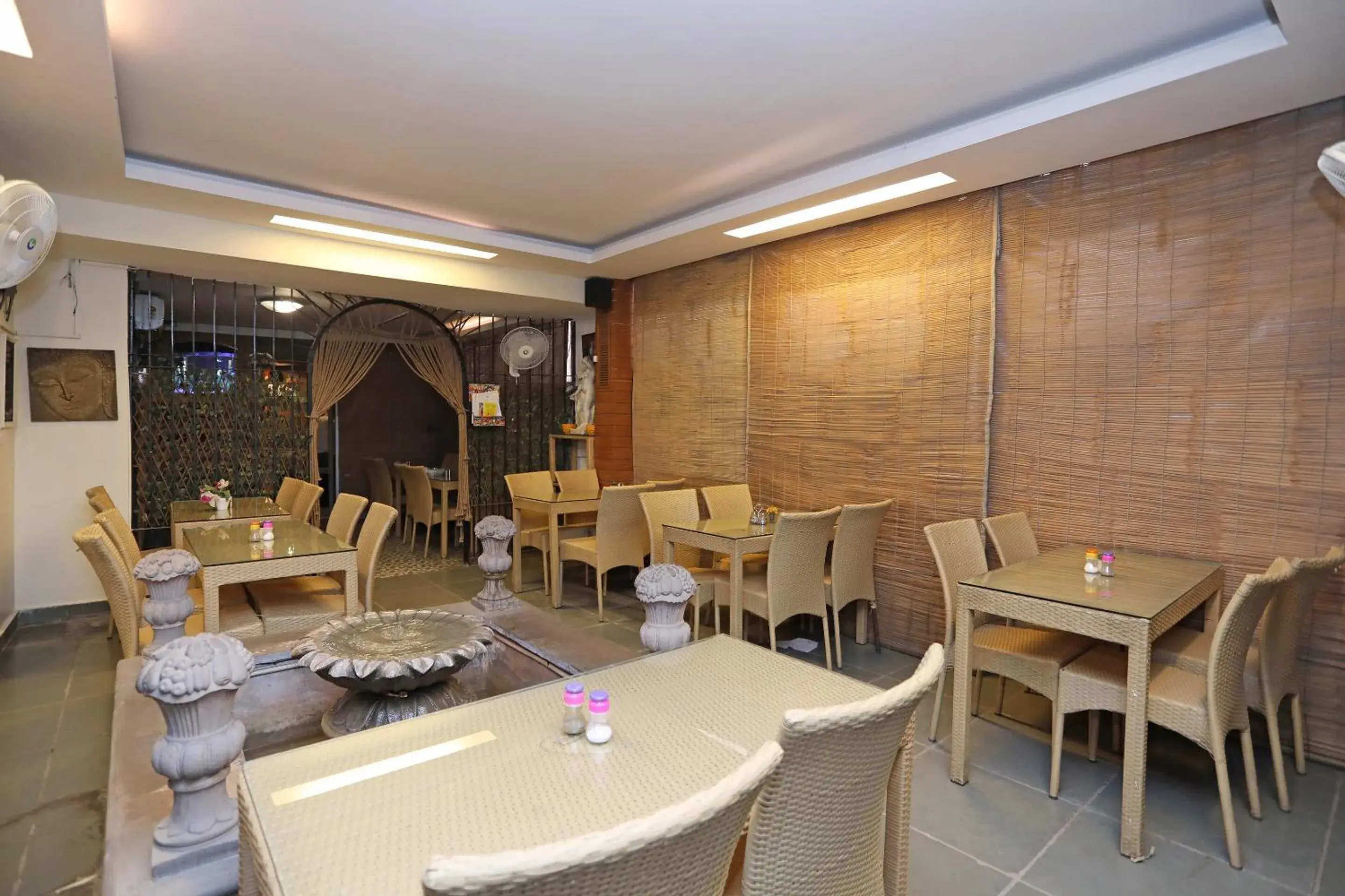 Restaurant/places to eat in Super Collection O Hamilton Hotel Restaurant/places to eat in Super Collection O Hamilton Hotel