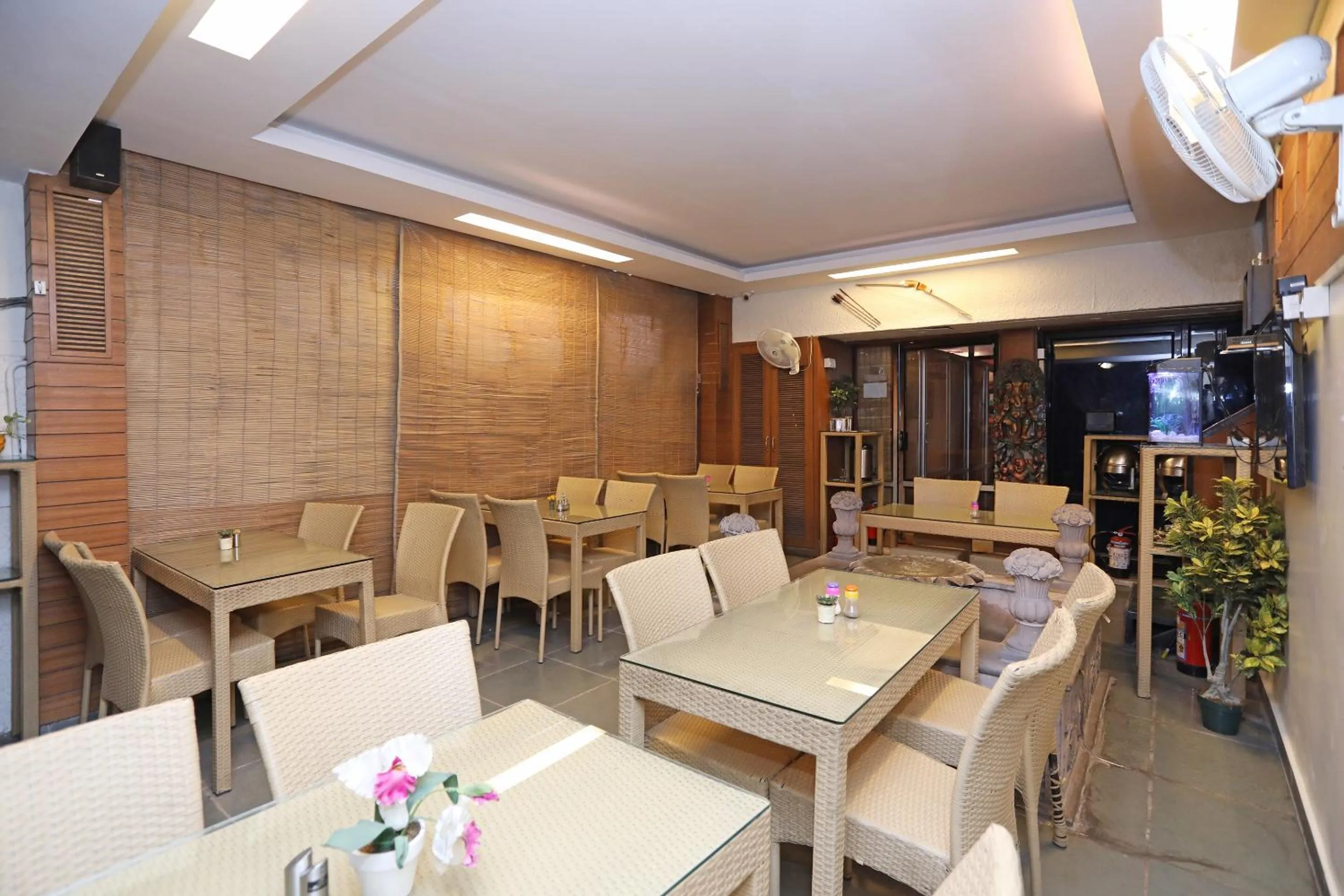 Restaurant/places to eat in Super Collection O Hamilton Hotel