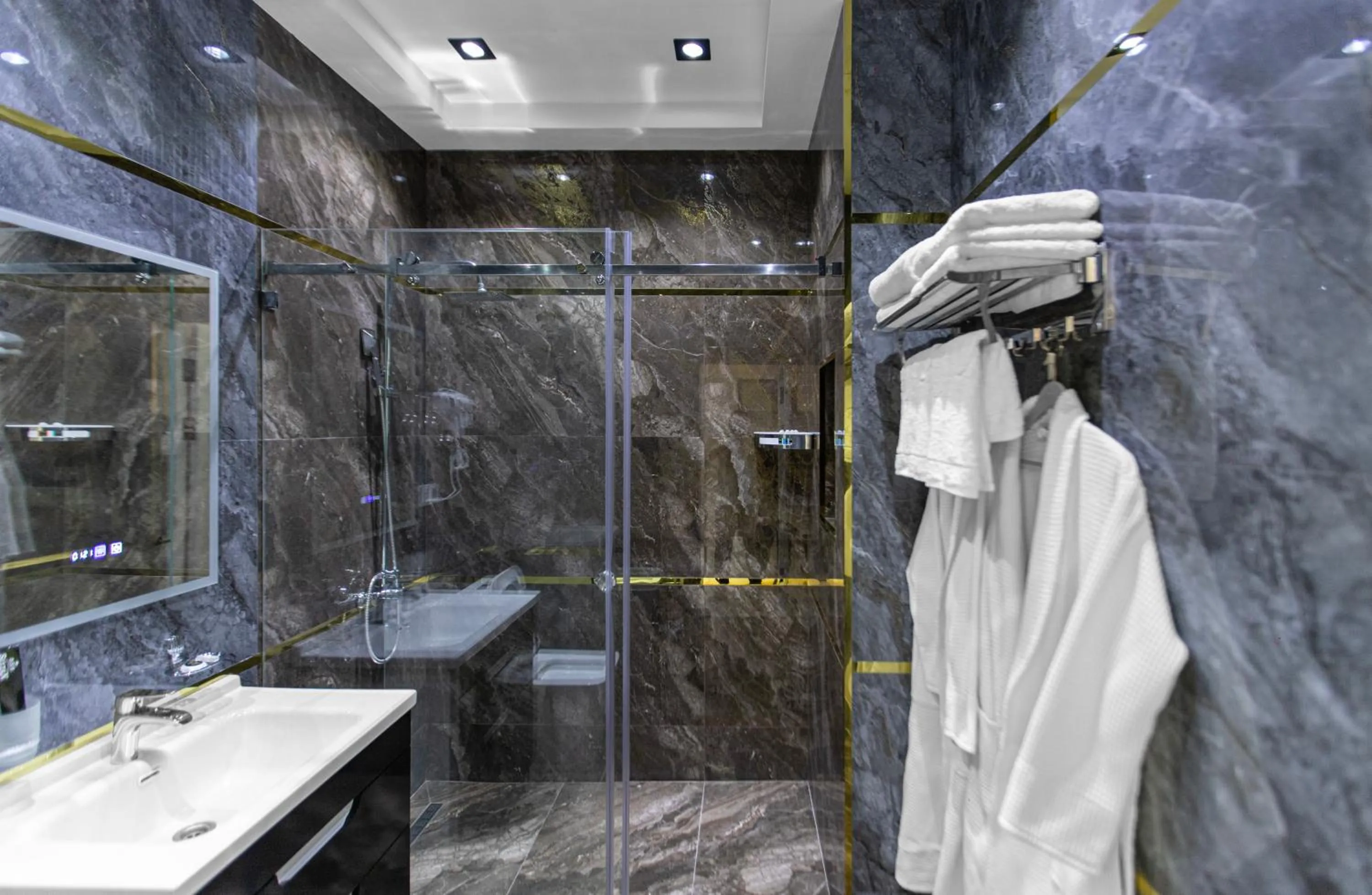 Shower in HOTEL SULTAN PALACE