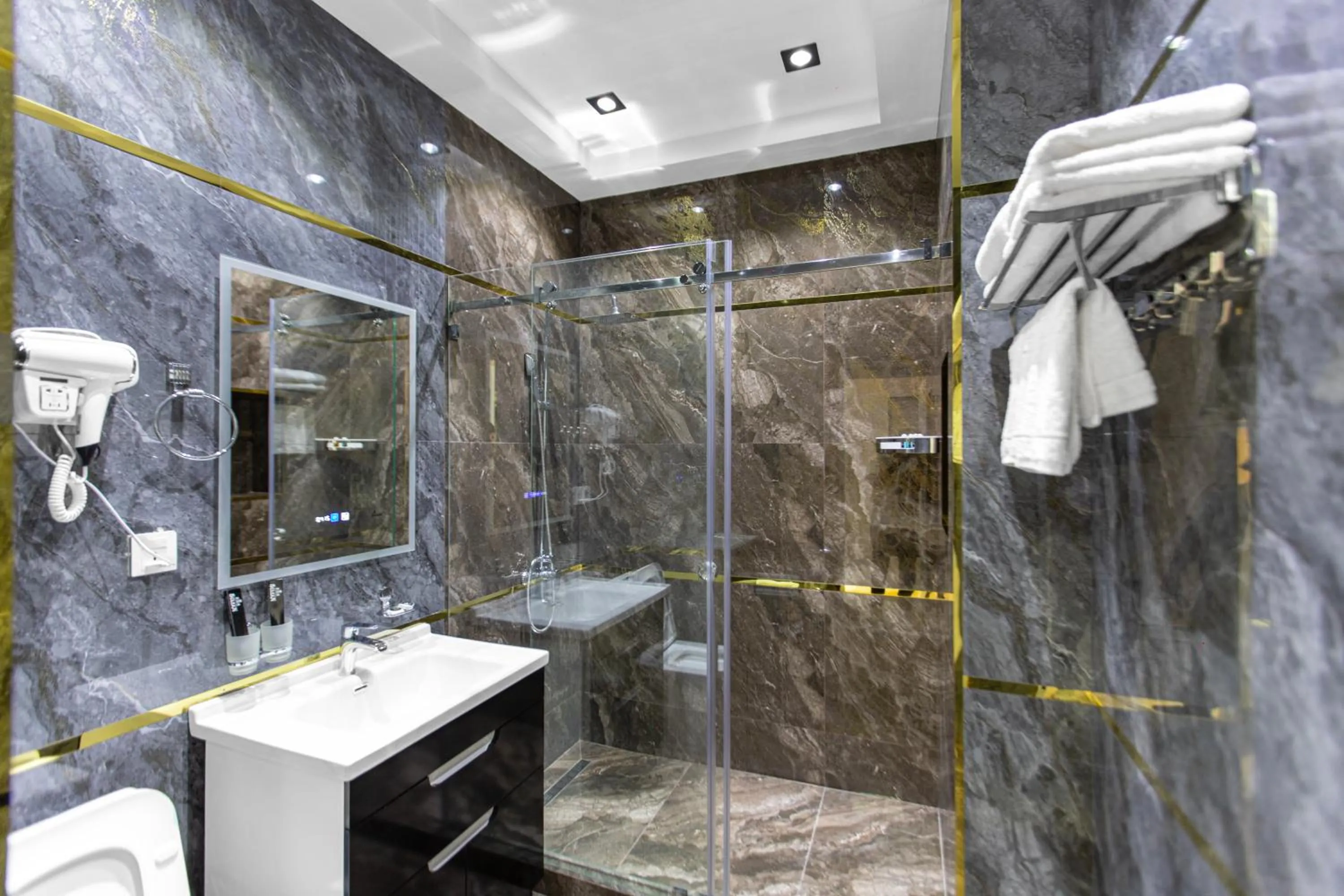 Shower in HOTEL SULTAN PALACE