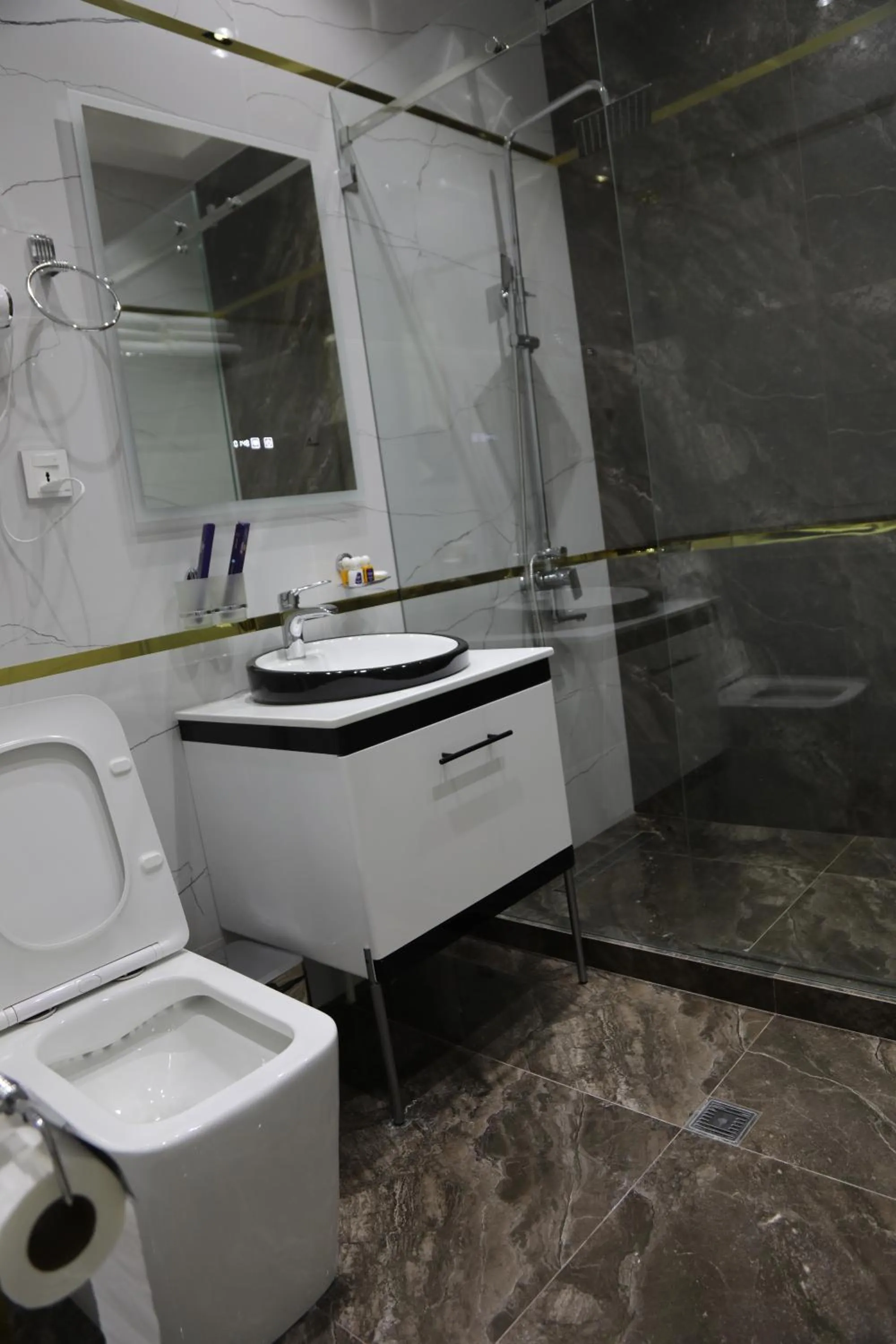 Shower in HOTEL SULTAN PALACE