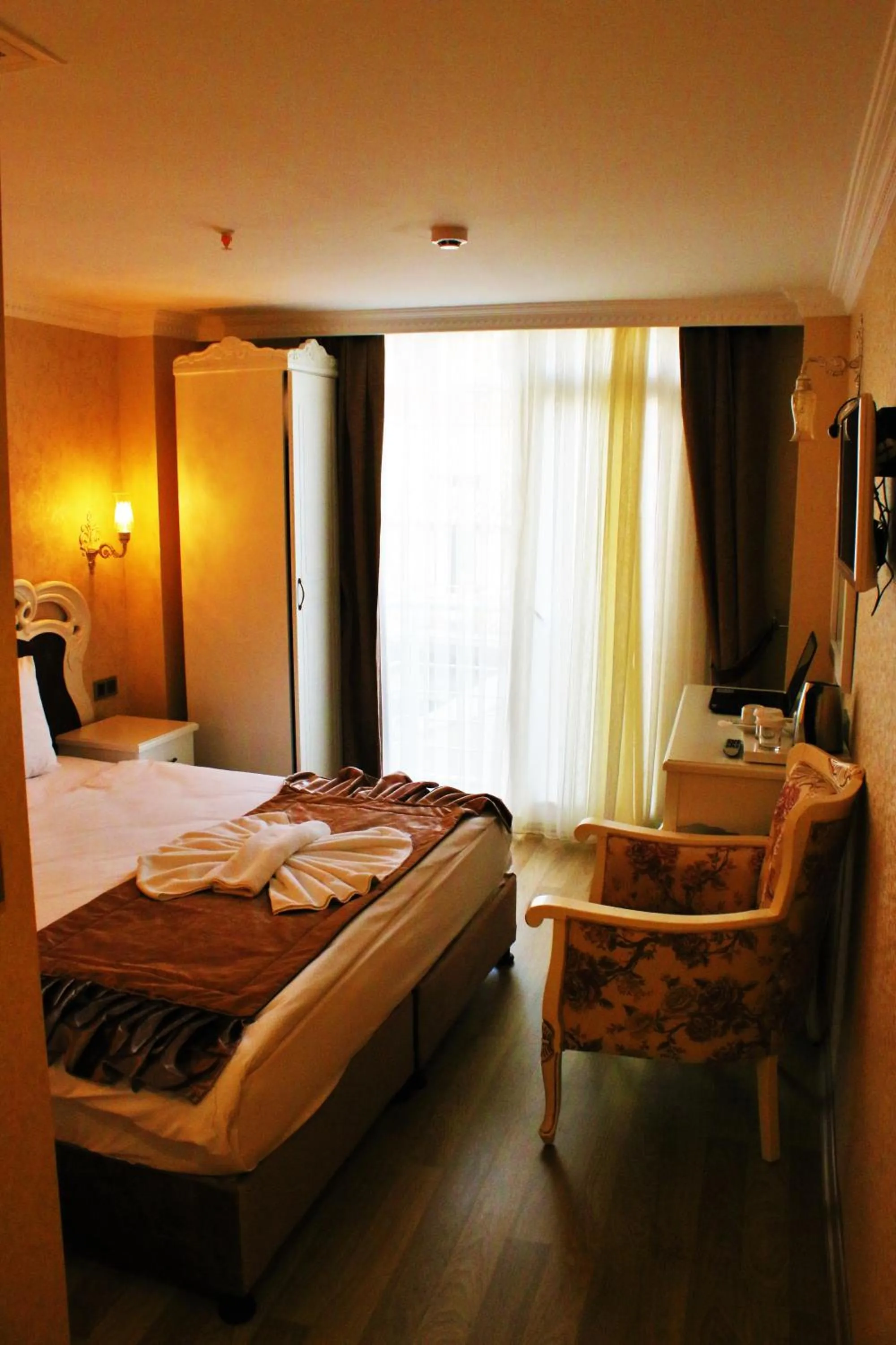 Photo of the whole room, Bed in Sultanahmet Newport Hotel