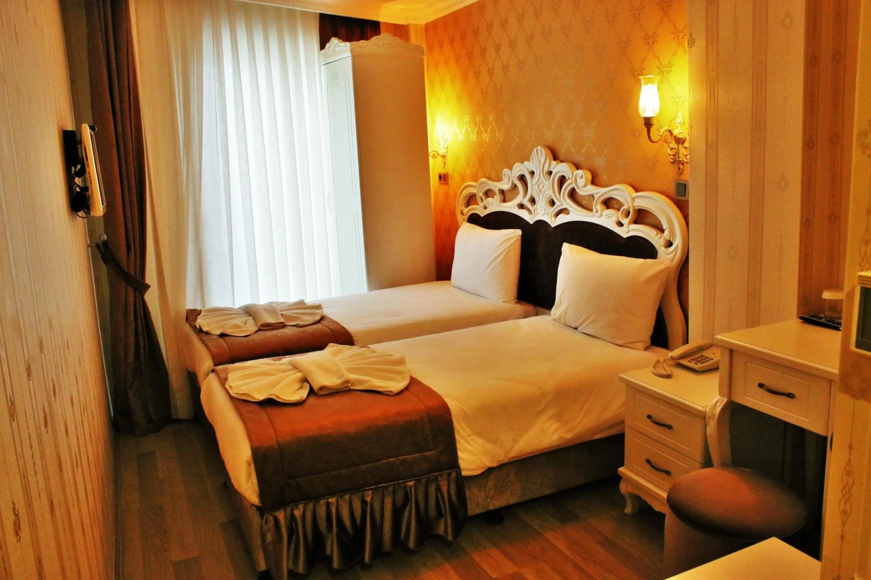 Photo of the whole room, Bed in Sultanahmet Newport Hotel