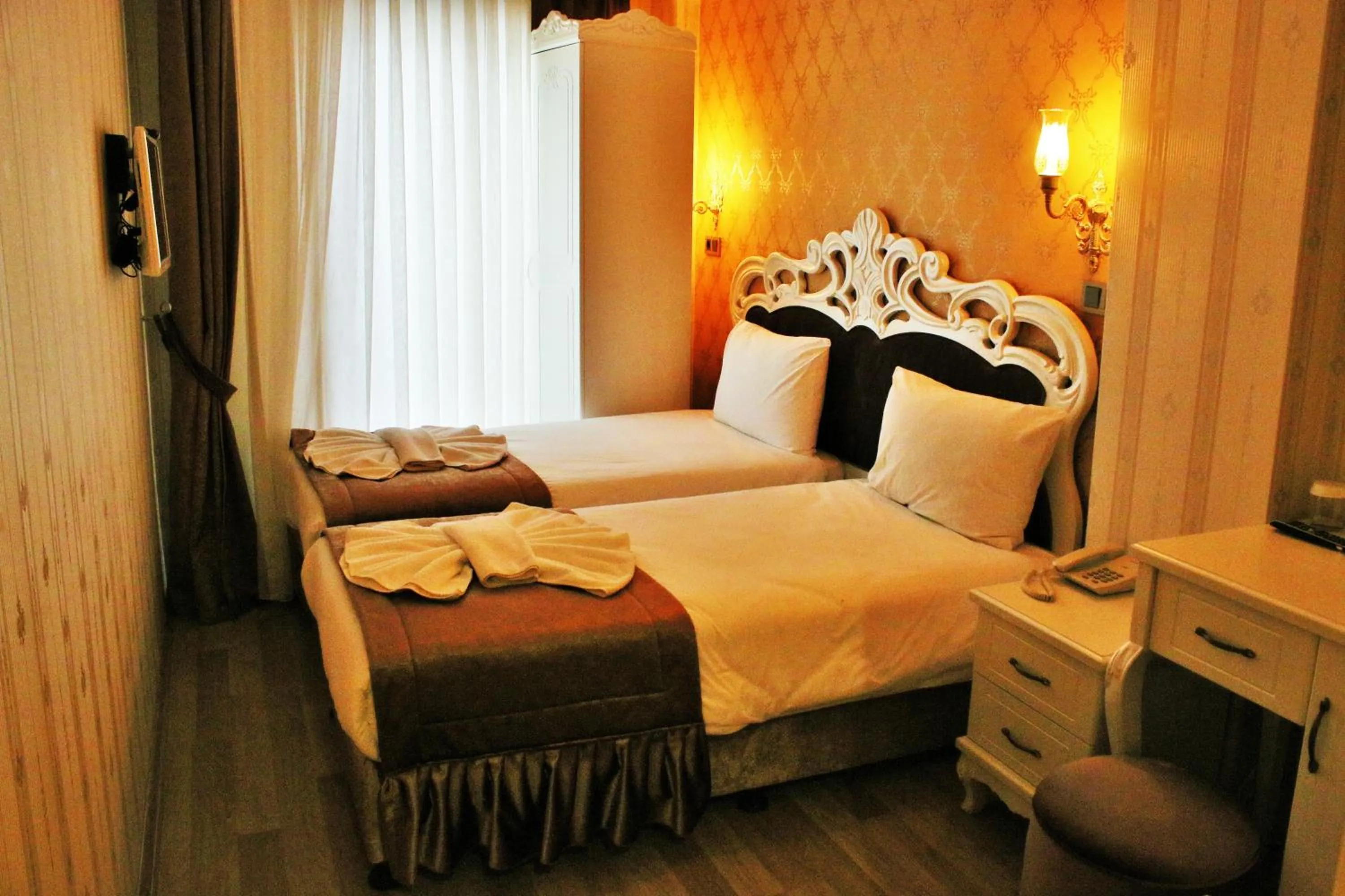 Photo of the whole room, Bed in Sultanahmet Newport Hotel