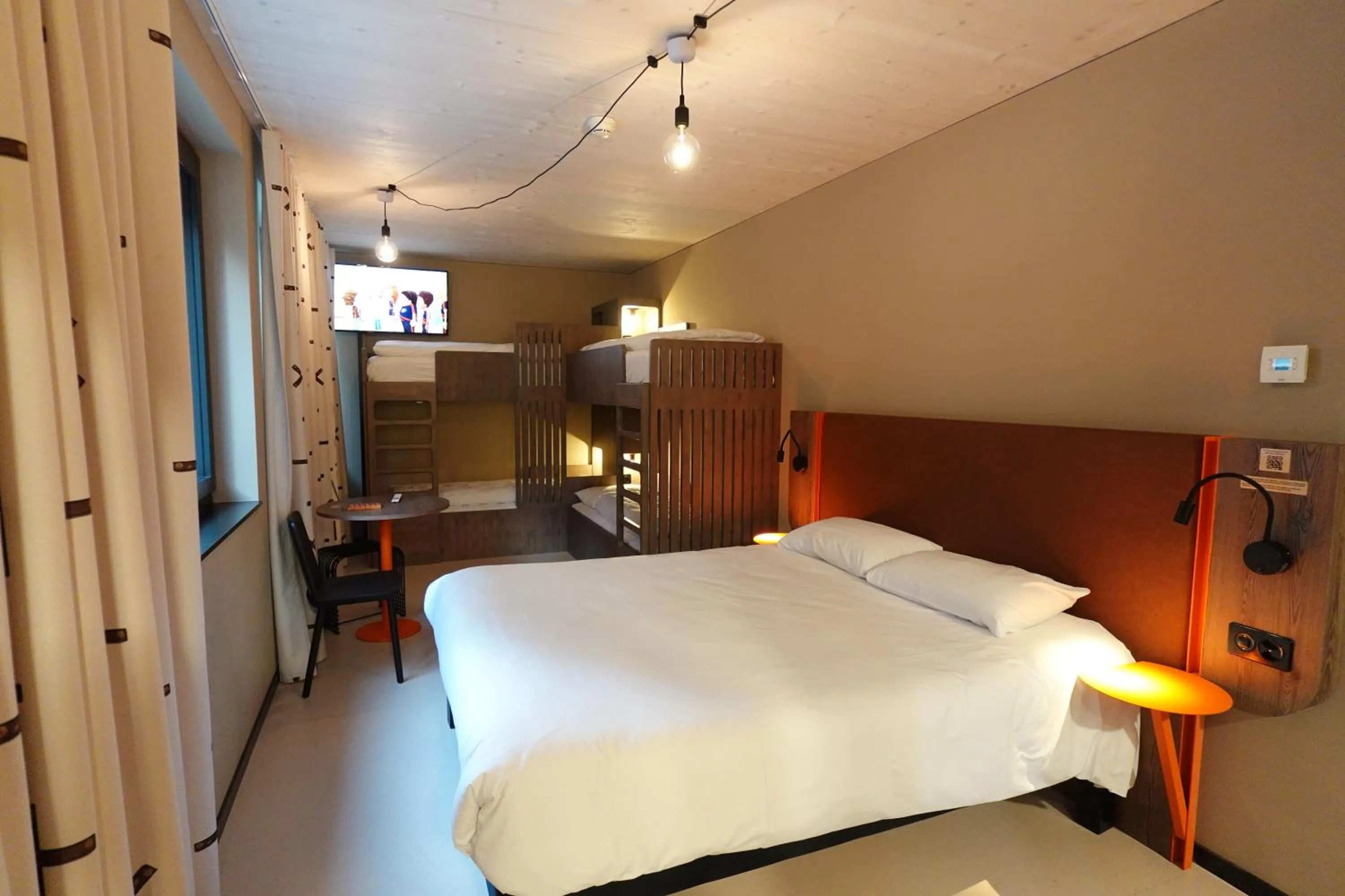 TV and multimedia, Bed in Hota Hotel Saint-Imier