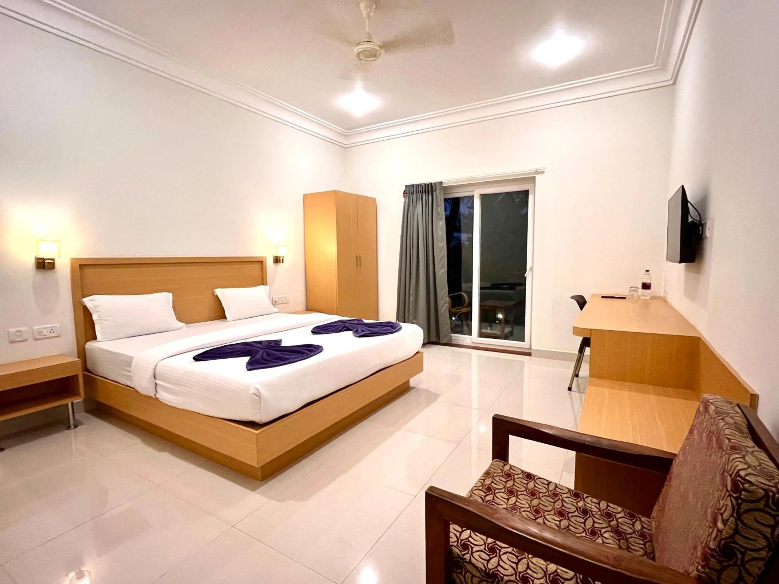 Bed in Morjim Sunset Hotel