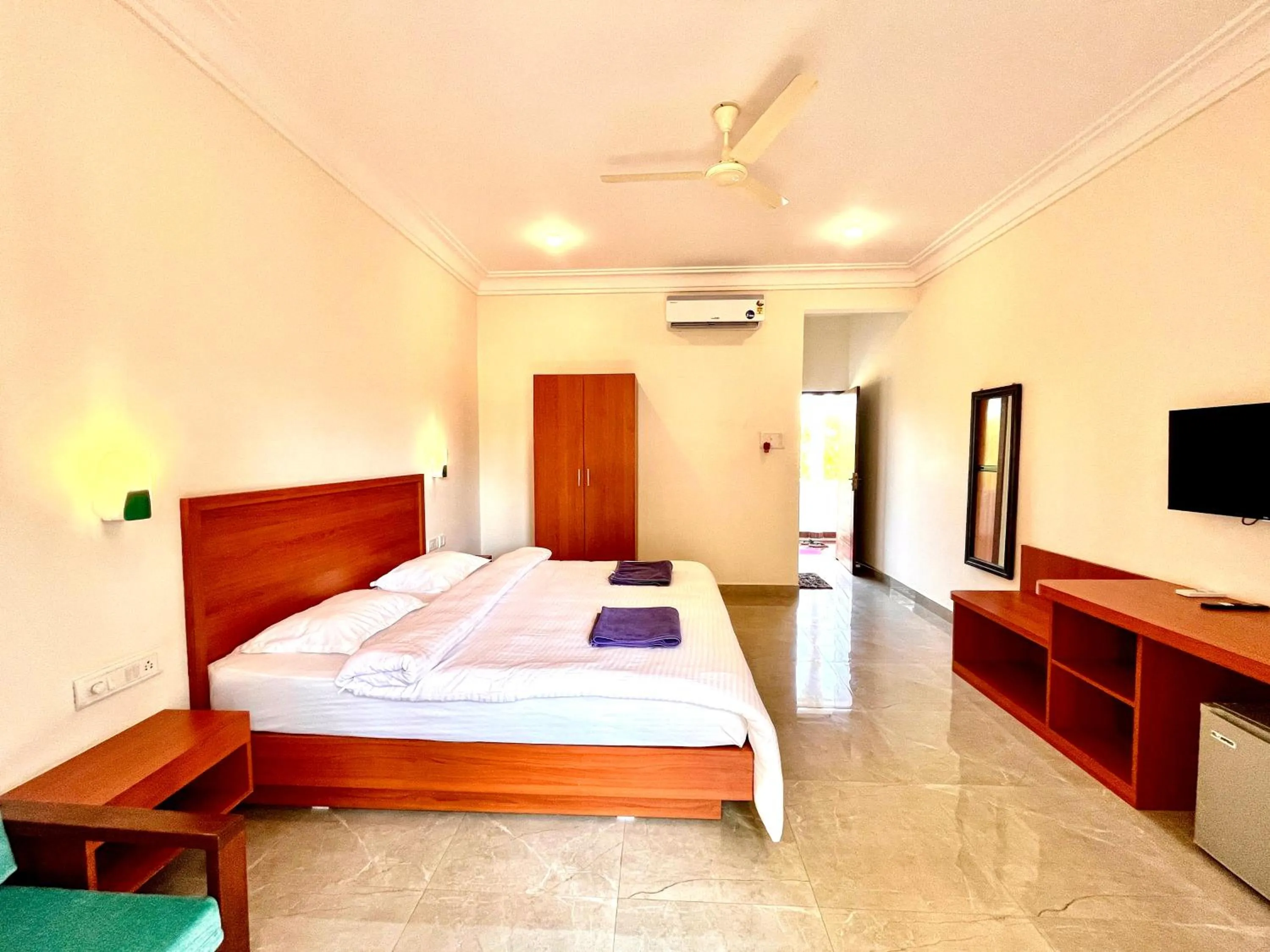 Bed in Morjim Sunset Hotel