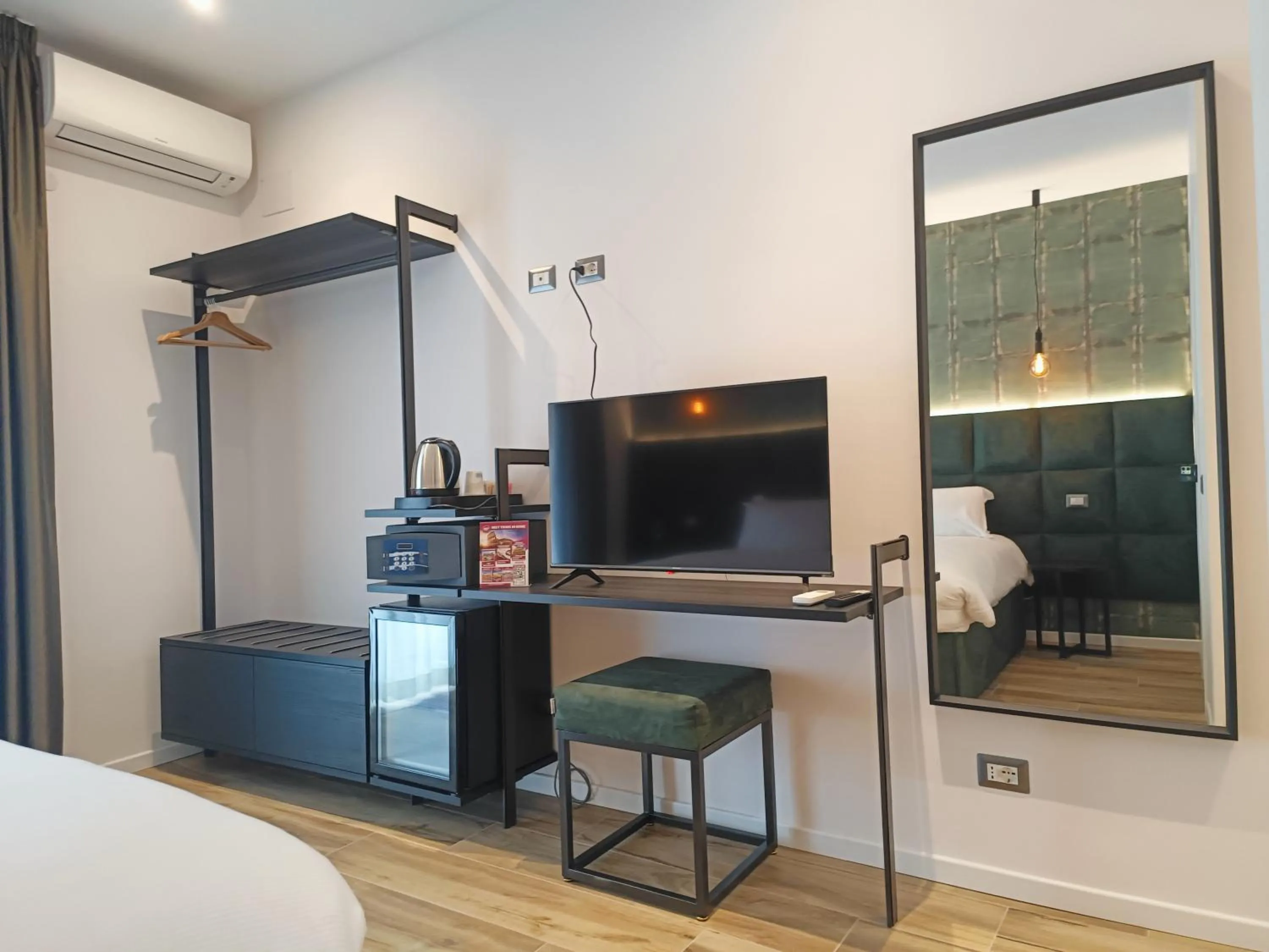 Bedroom, Bed in Romi Suite