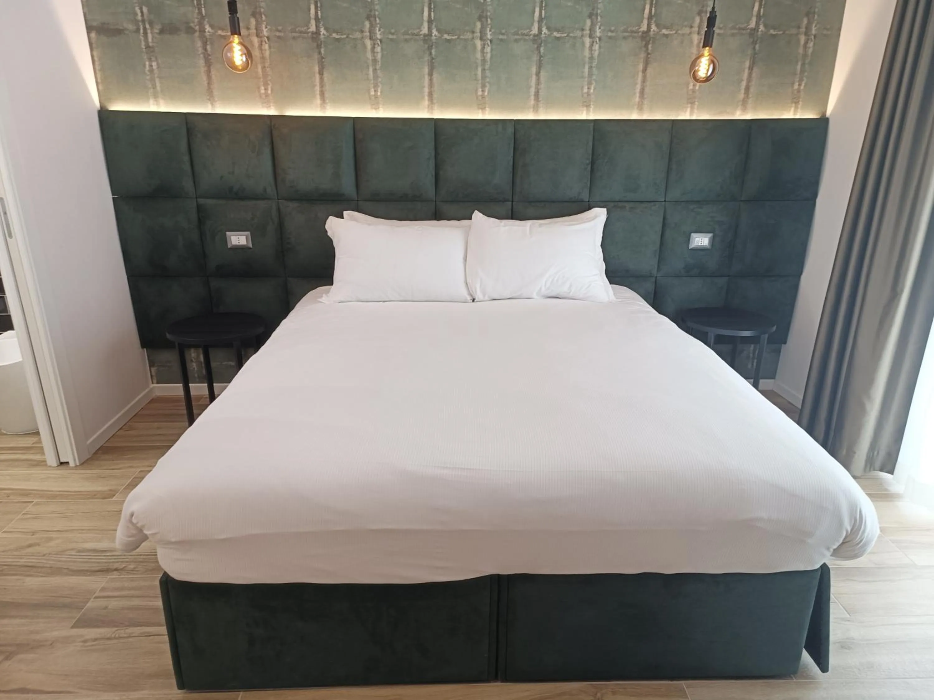 Bedroom, Bed in Romi Suite