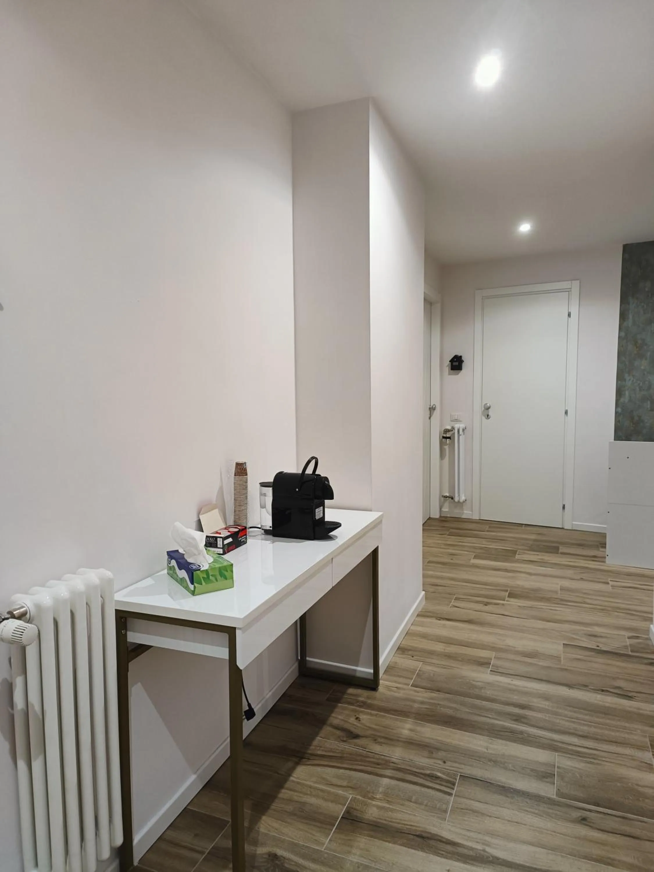 Coffee/tea facilities in Romi Suite