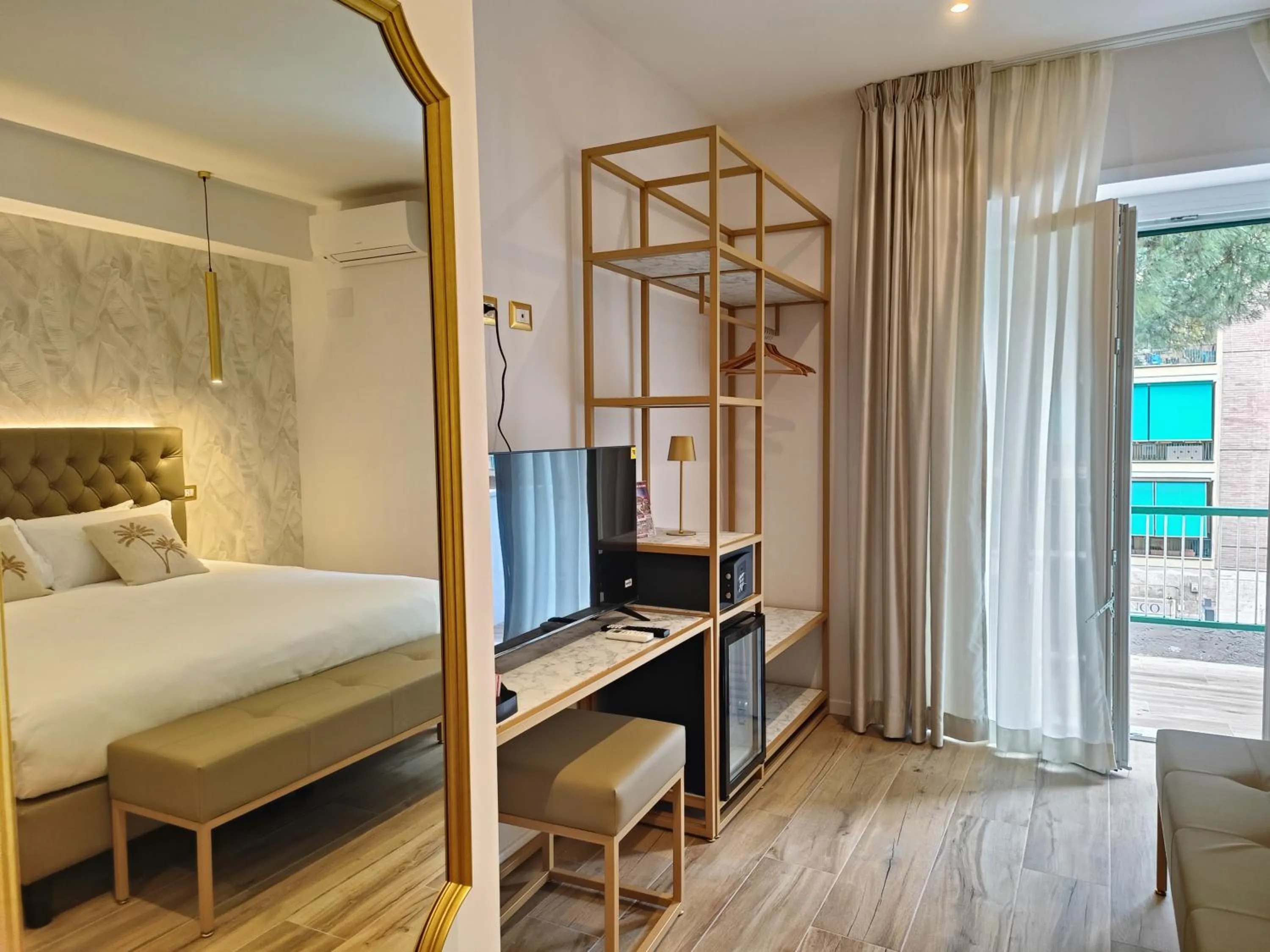 Communal lounge/ TV room, Bed in Romi Suite