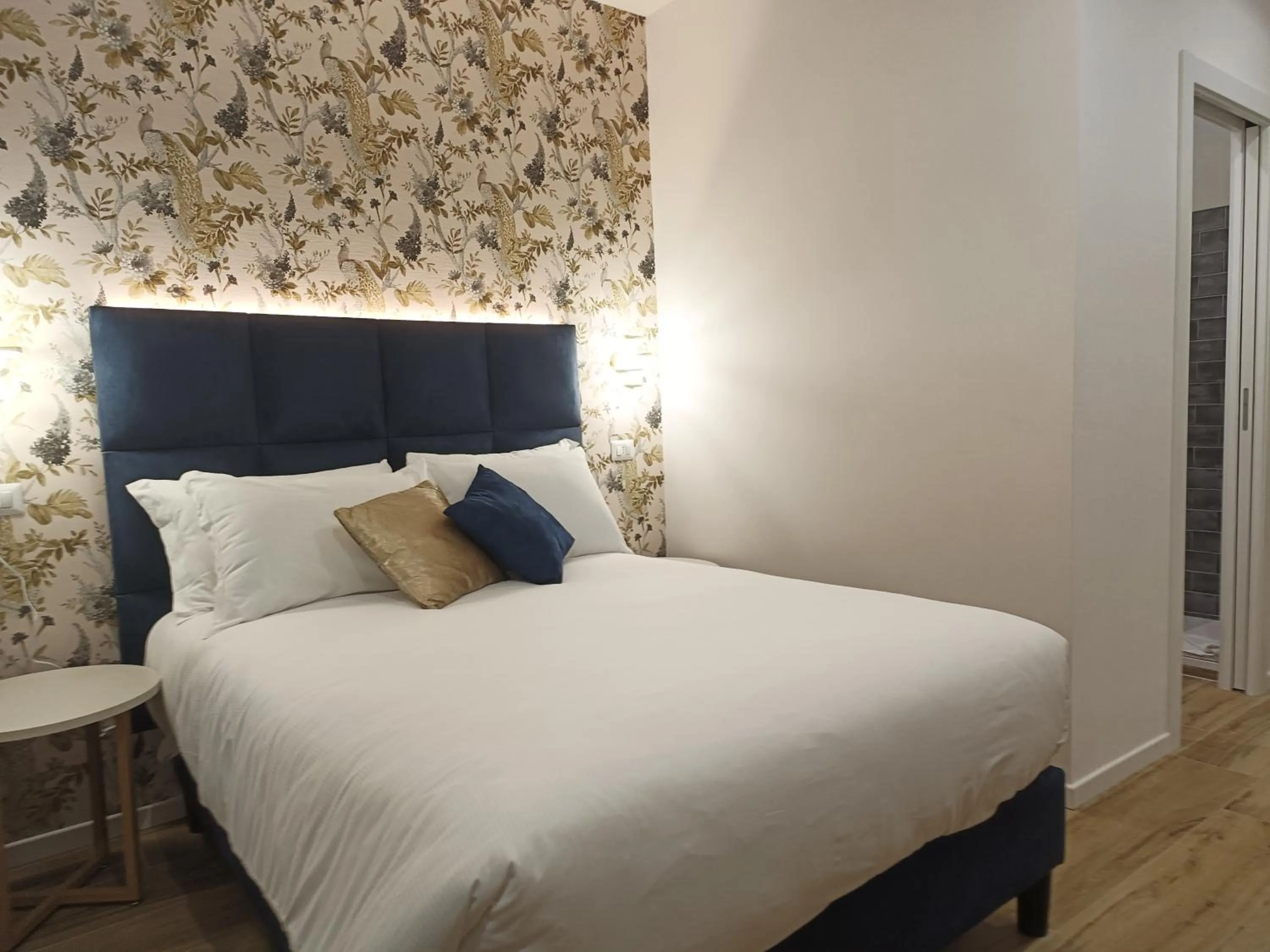 Bedroom, Bed in Romi Suite