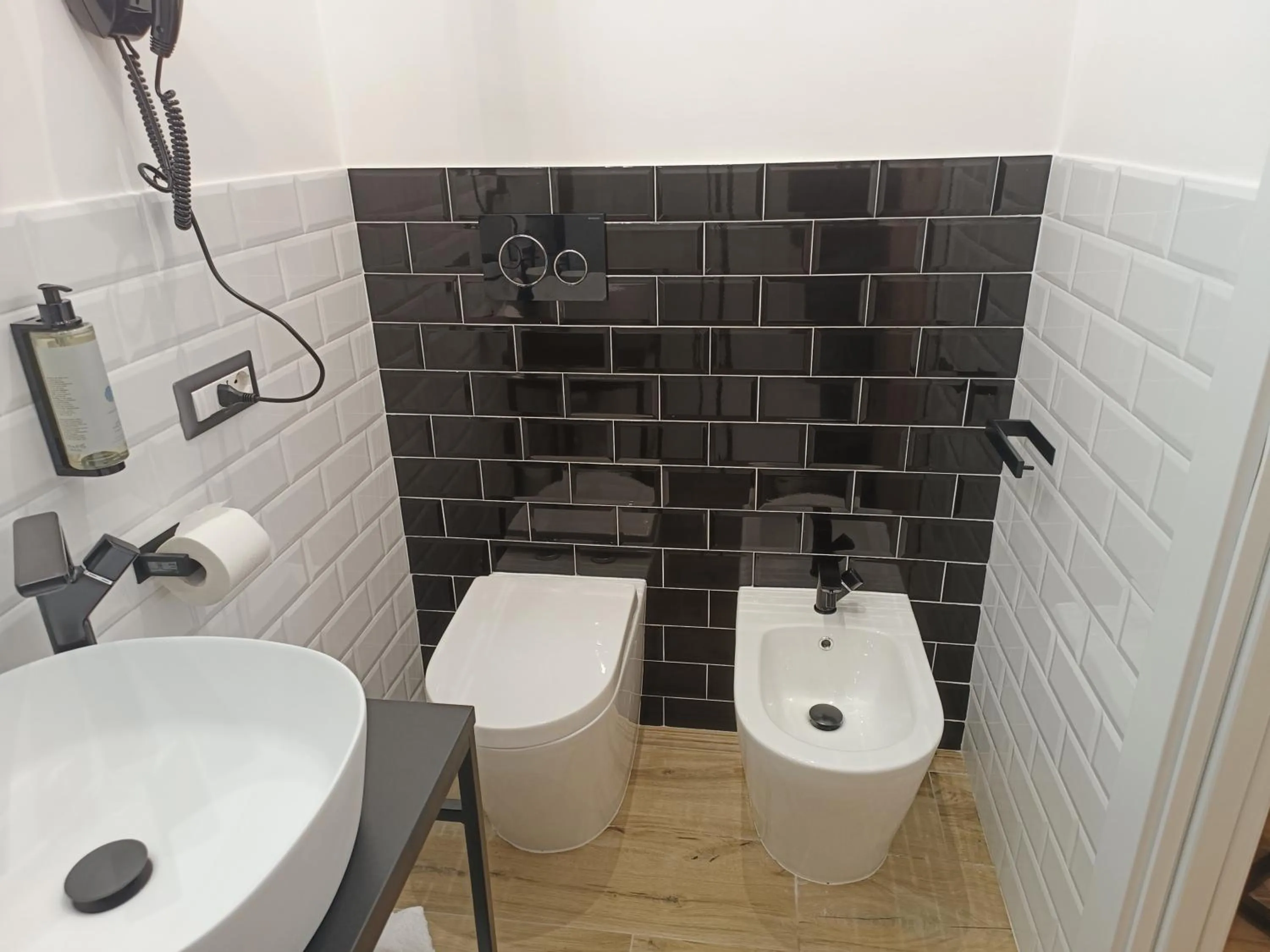 Toilet in Romi Suite