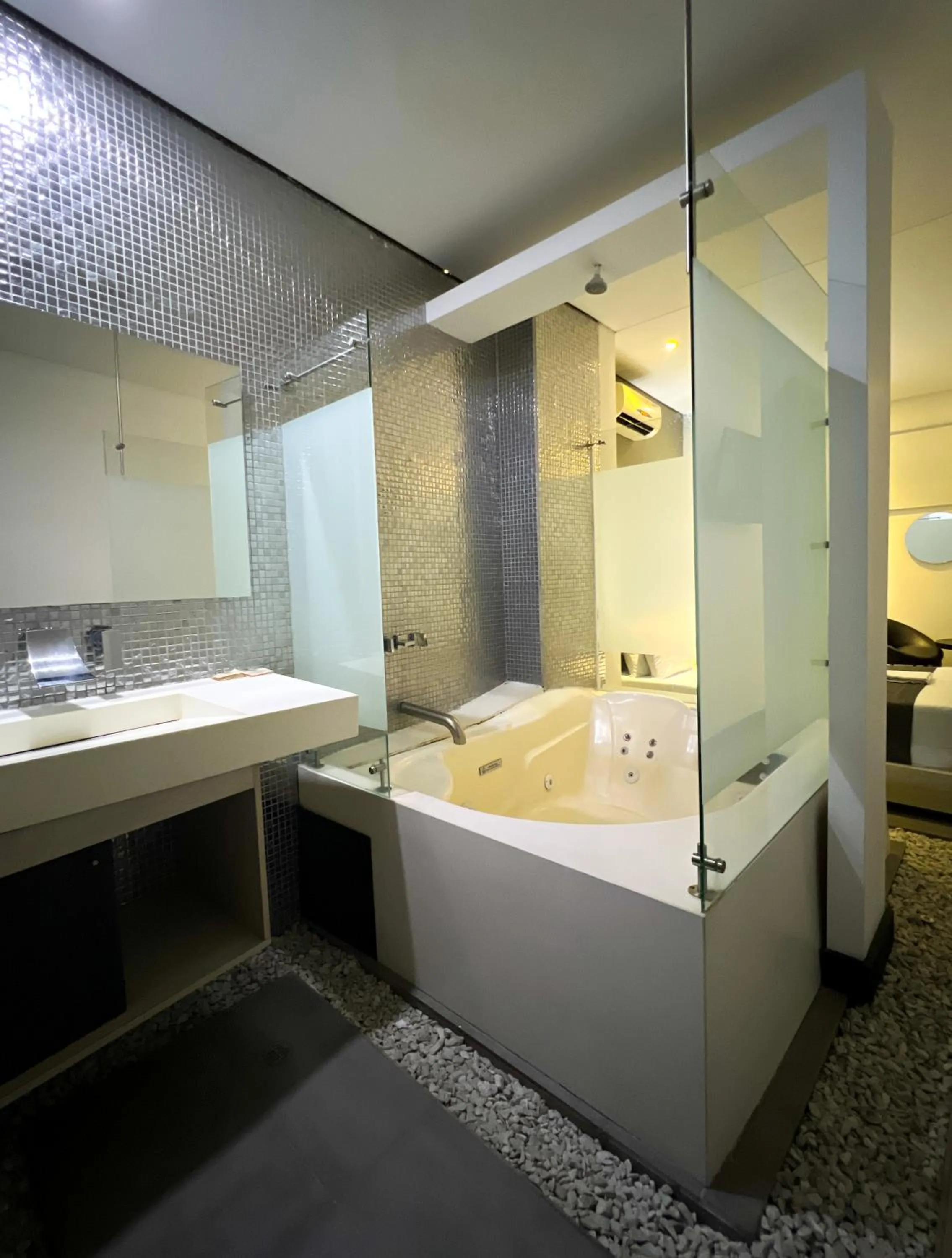 Hot Tub, Bed in Hotel 47 Medellin Center