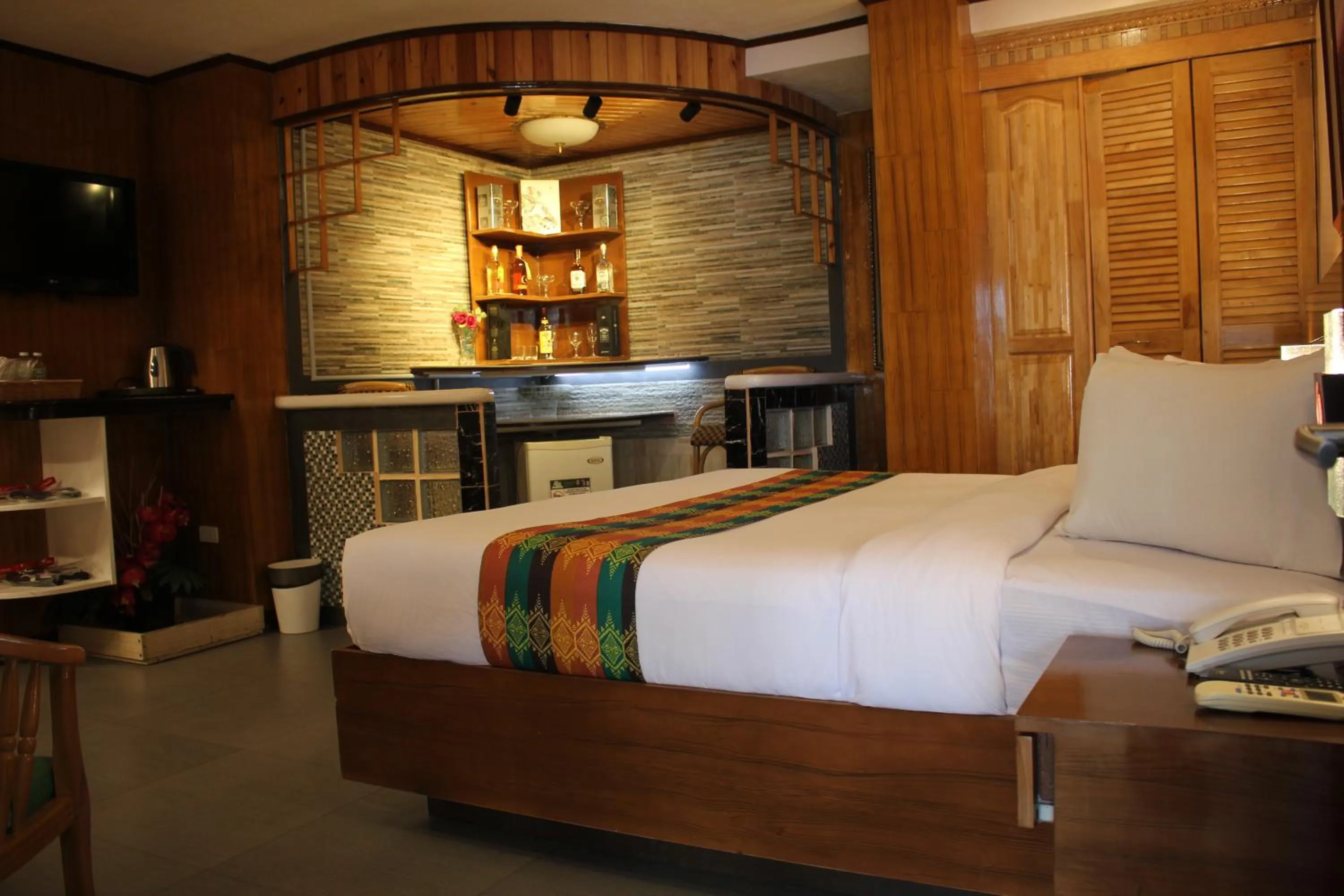 Bed in LM METRO HOTEL