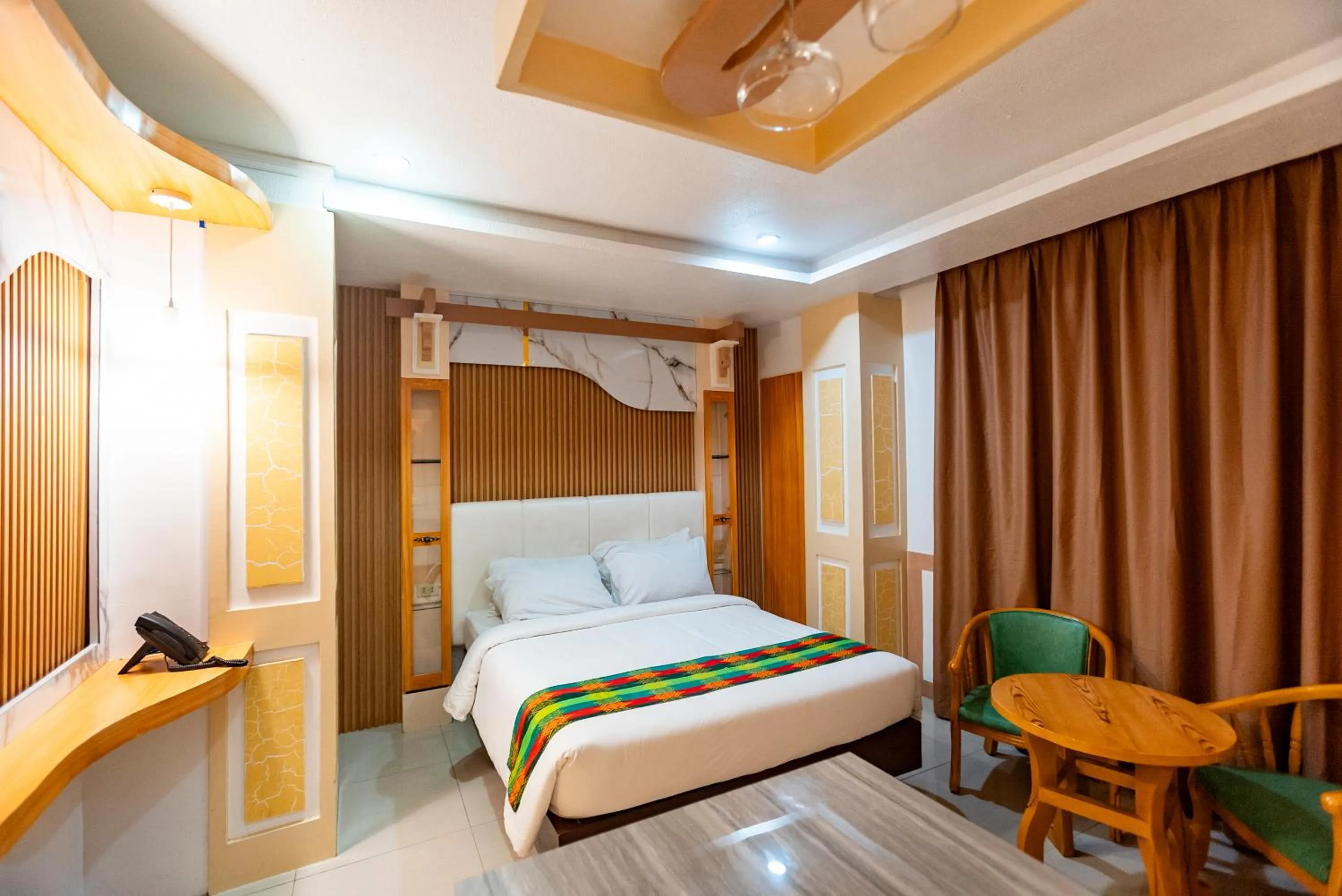 Bed in LM METRO HOTEL