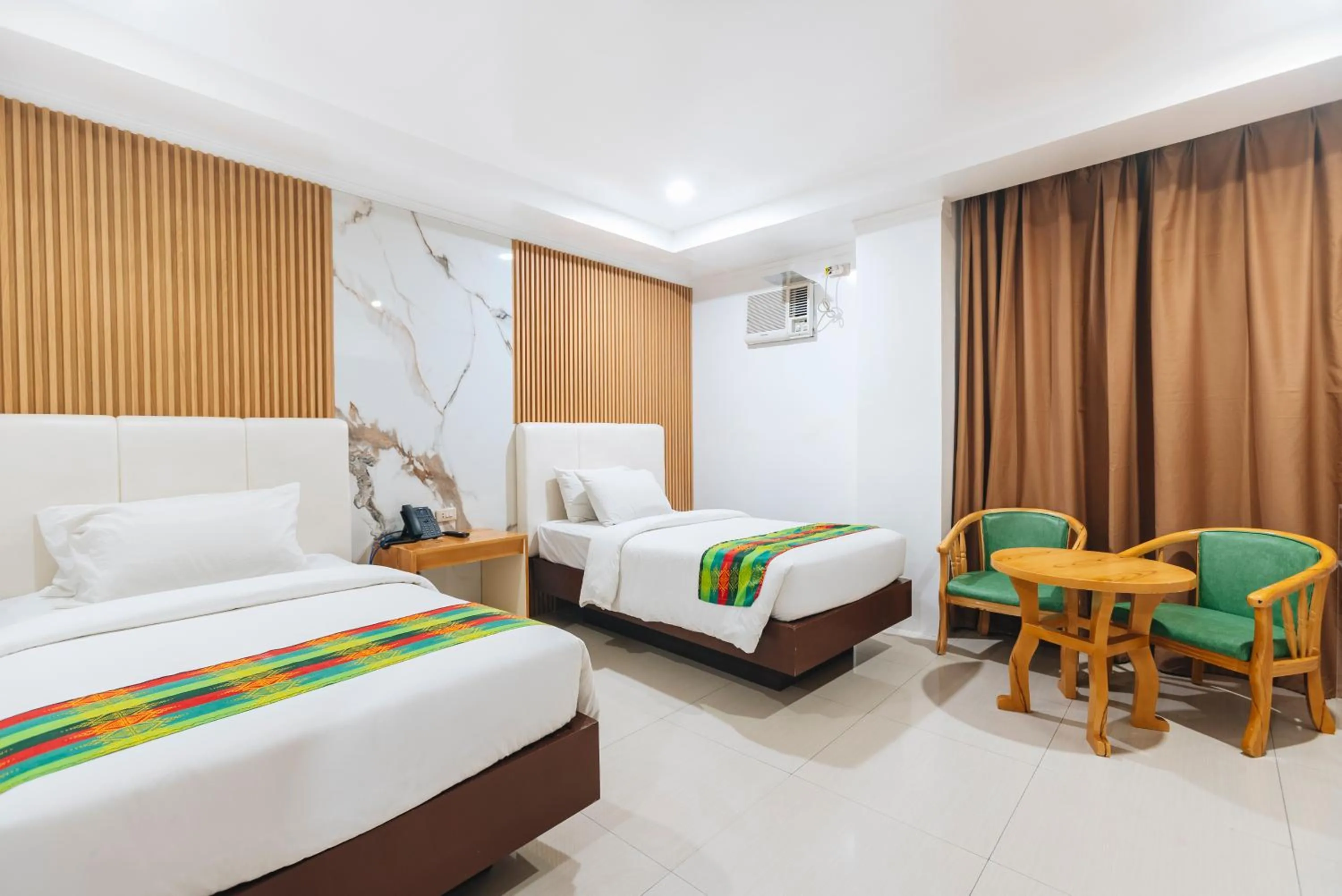 Bed in LM METRO HOTEL