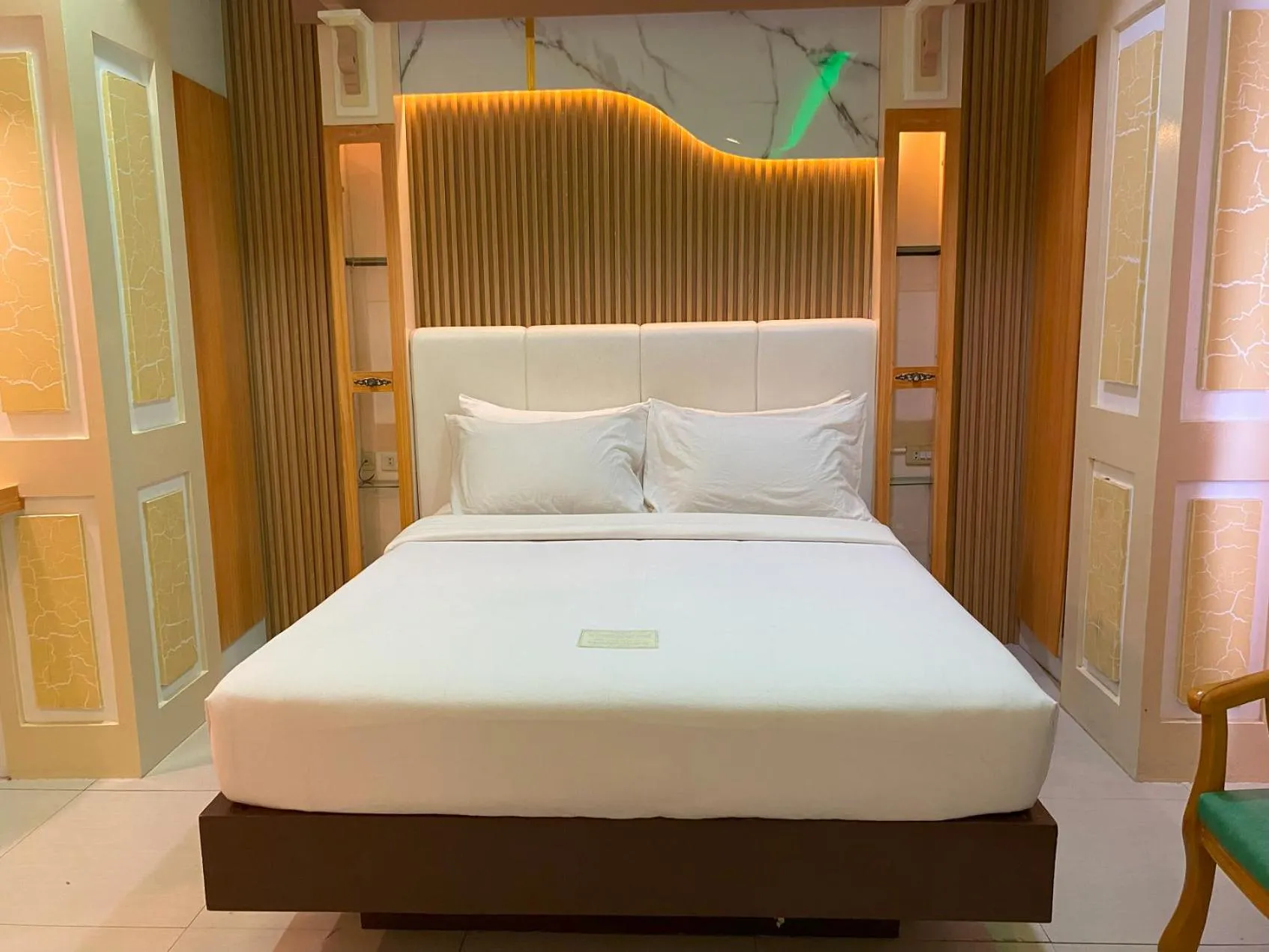 Bed in LM METRO HOTEL