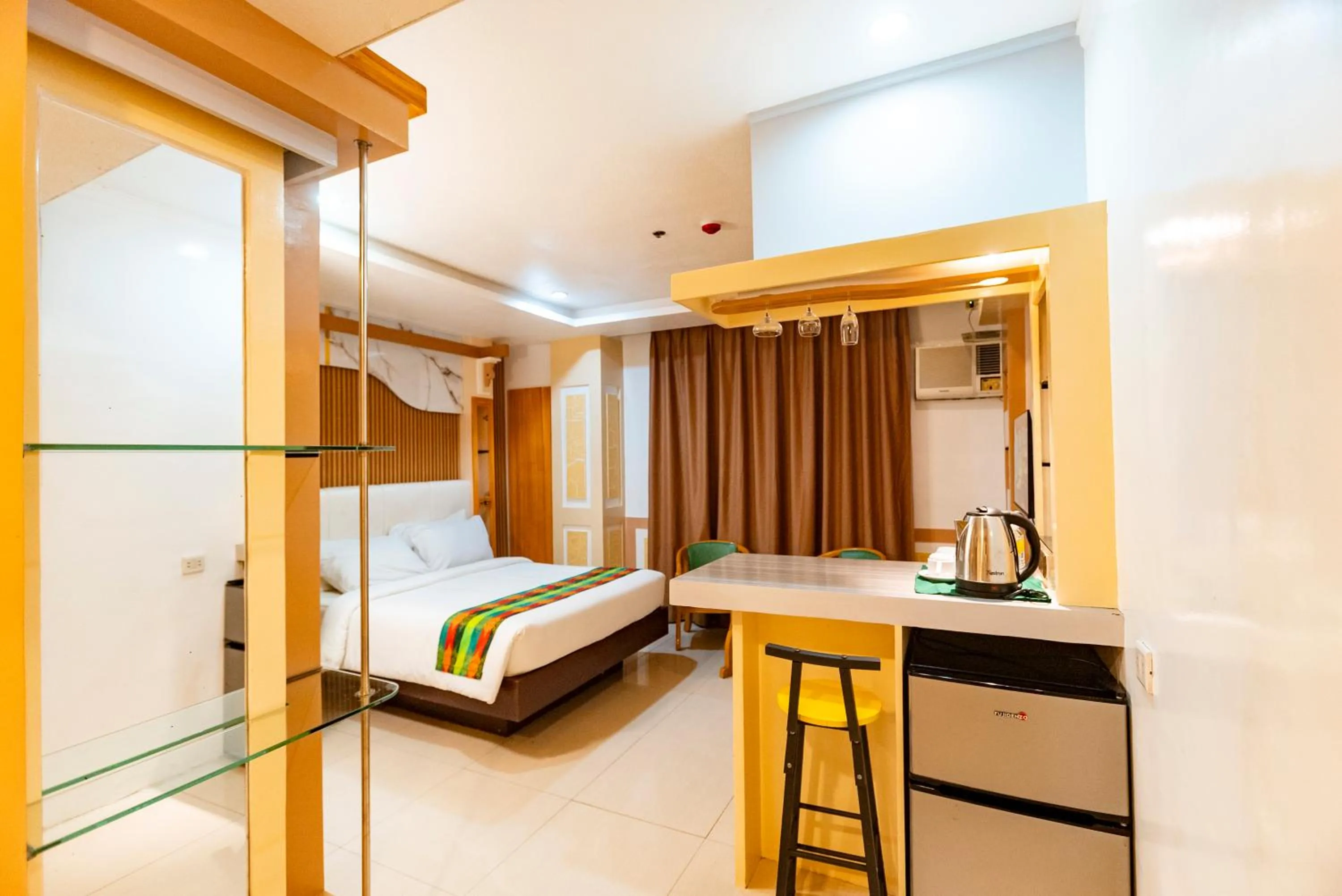 Bed in LM METRO HOTEL